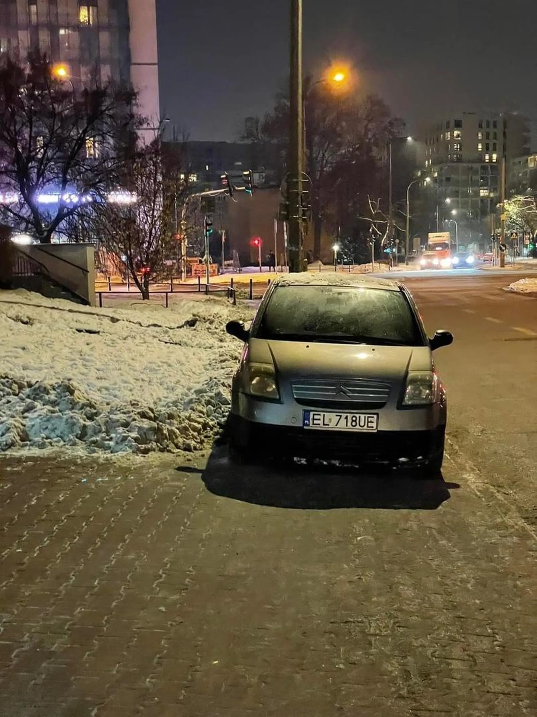 Tak się parkuje na warszawskiej woli