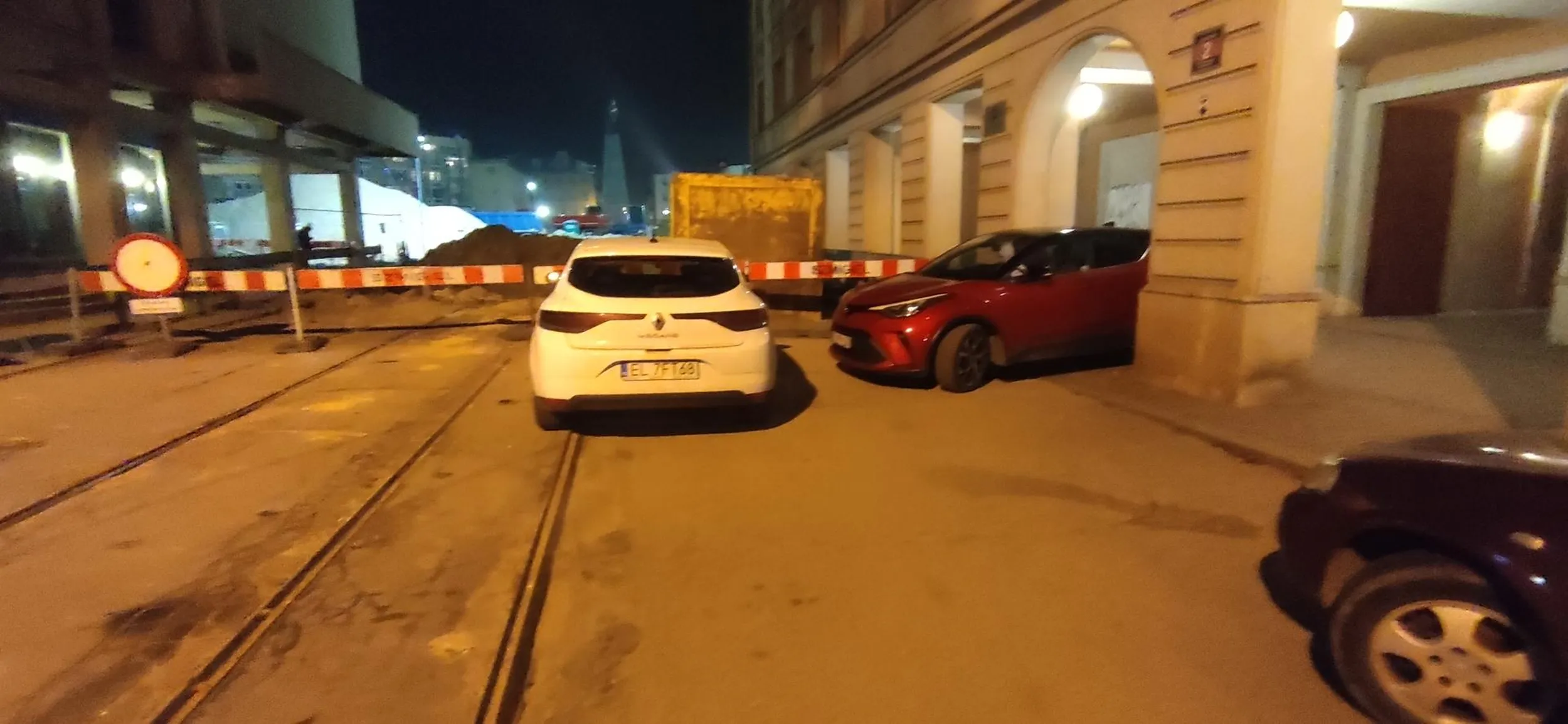 Fantastyczne zablokowanie bramy wyjazdowej. Nie da się objechać ani z jednej, ani z drugiej strony.