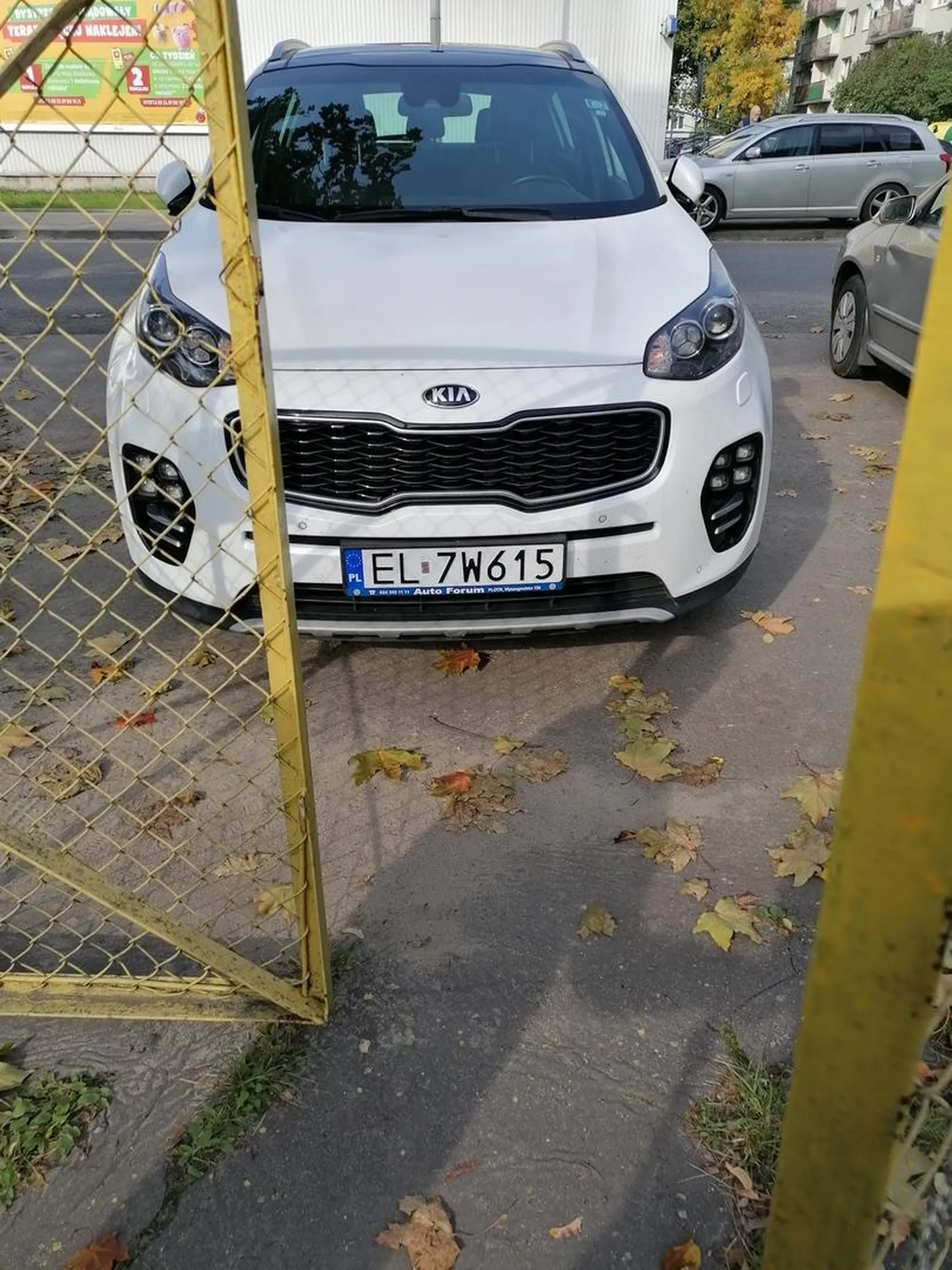 Auto zaparkowane w bramie parkingu strzeżonego ...