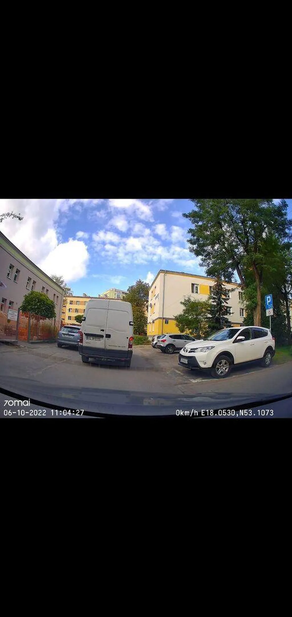 Miejsc parkingowych pełno, ale po co skręcać kierownicą? Lepiej zastawić całą drogę. Zwykły cham.