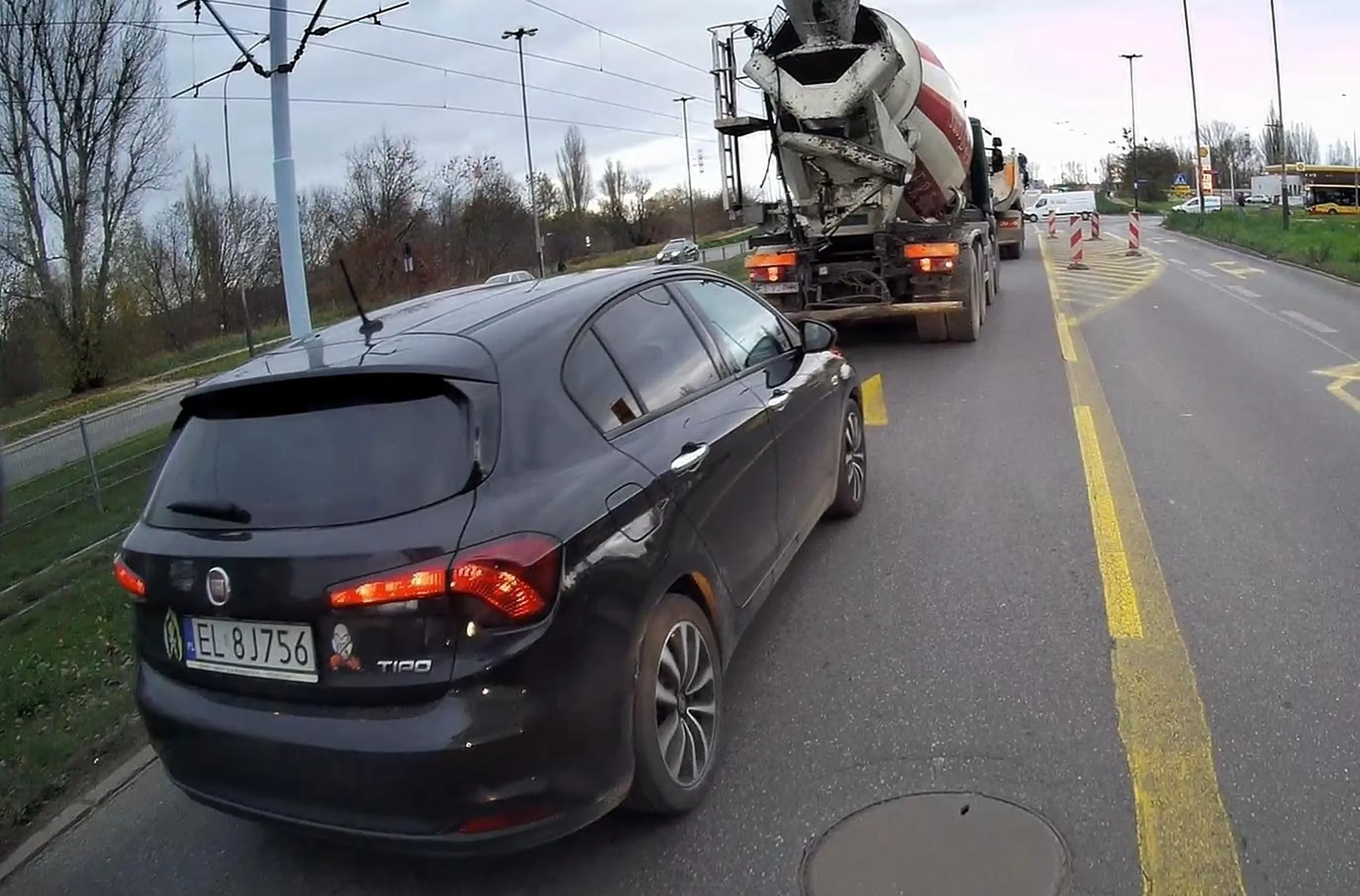 Nie nauczyli cię kultury i jazdy na suwak to zabulisz za to i za wyprzedzanie na przejściu dla pieszych kawałek dalej :-D