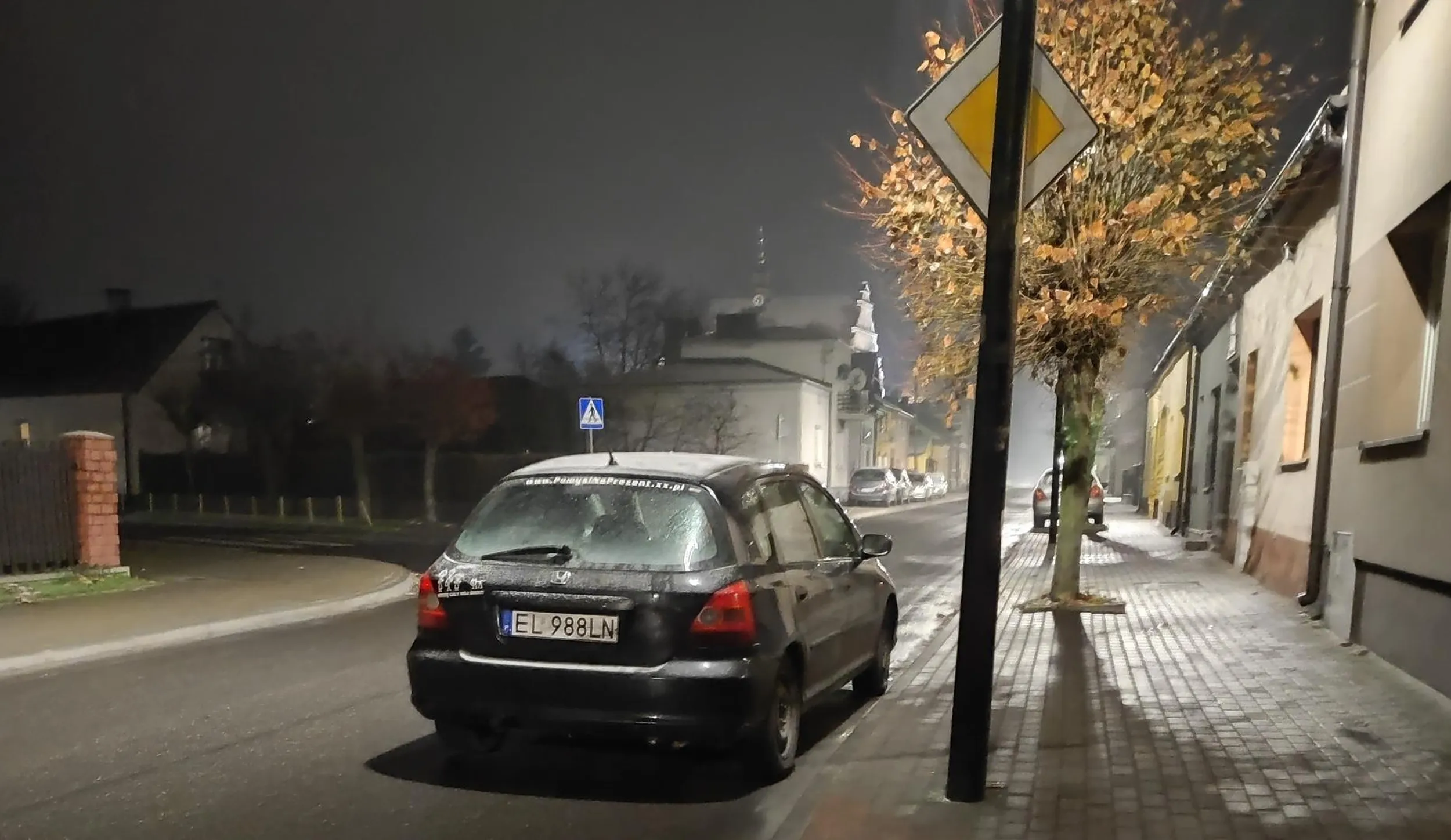 Poddębice ul. Kilińskiego. Tradycyjnie ktoś tu parkuje w ten sposób że nie raz dochodzi do niebezpiecznych sytuacji. Pan/i w Hondzie parkuje zaraz za znakiem oznakowania skrzyżowania i stoi tak całą noc. Policja nie raz przejeżdża obok tego miejsca i nie robi z tym nic.