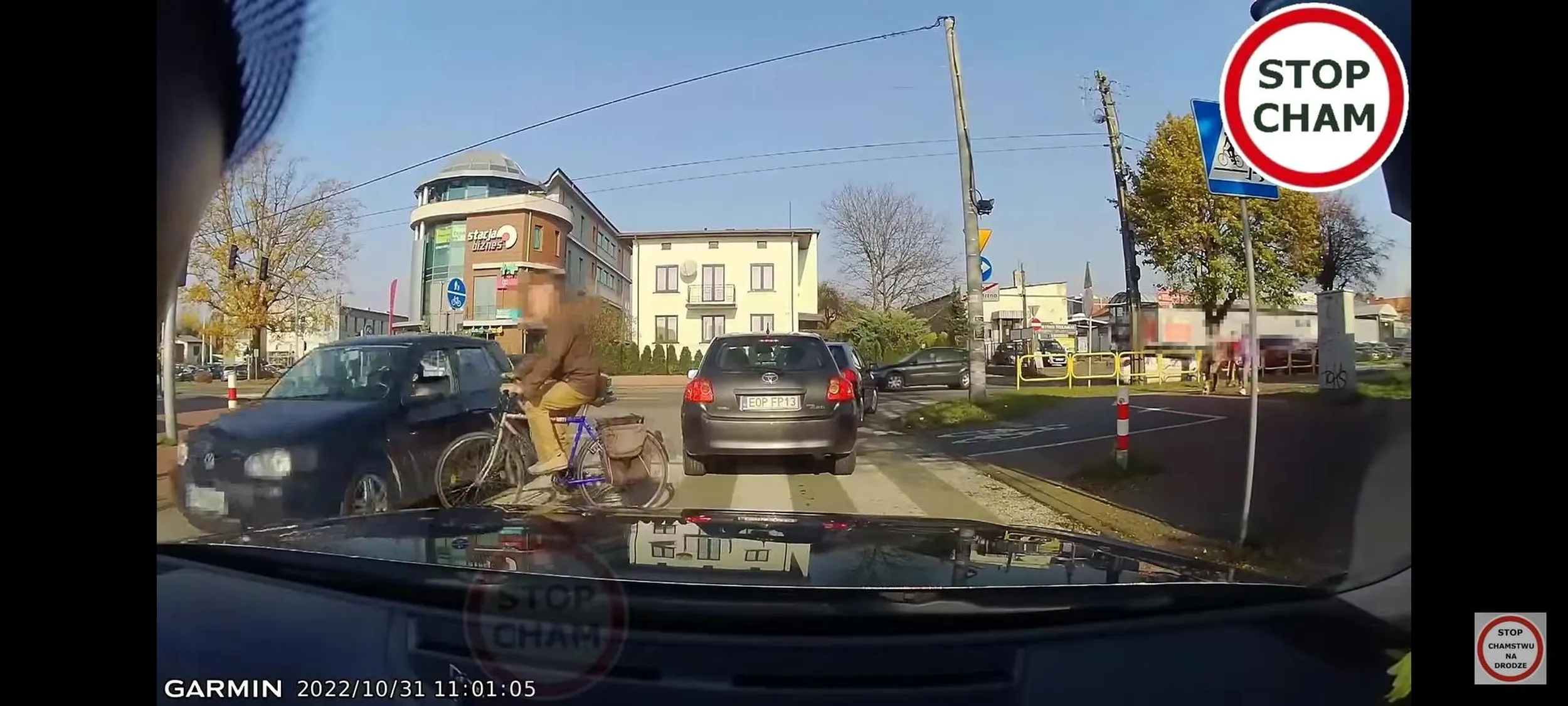 Zatrzymanie na przejeździe rowerowym. Zasłonięcie innym kierowcom przejścia. Karny kut.. się należy.