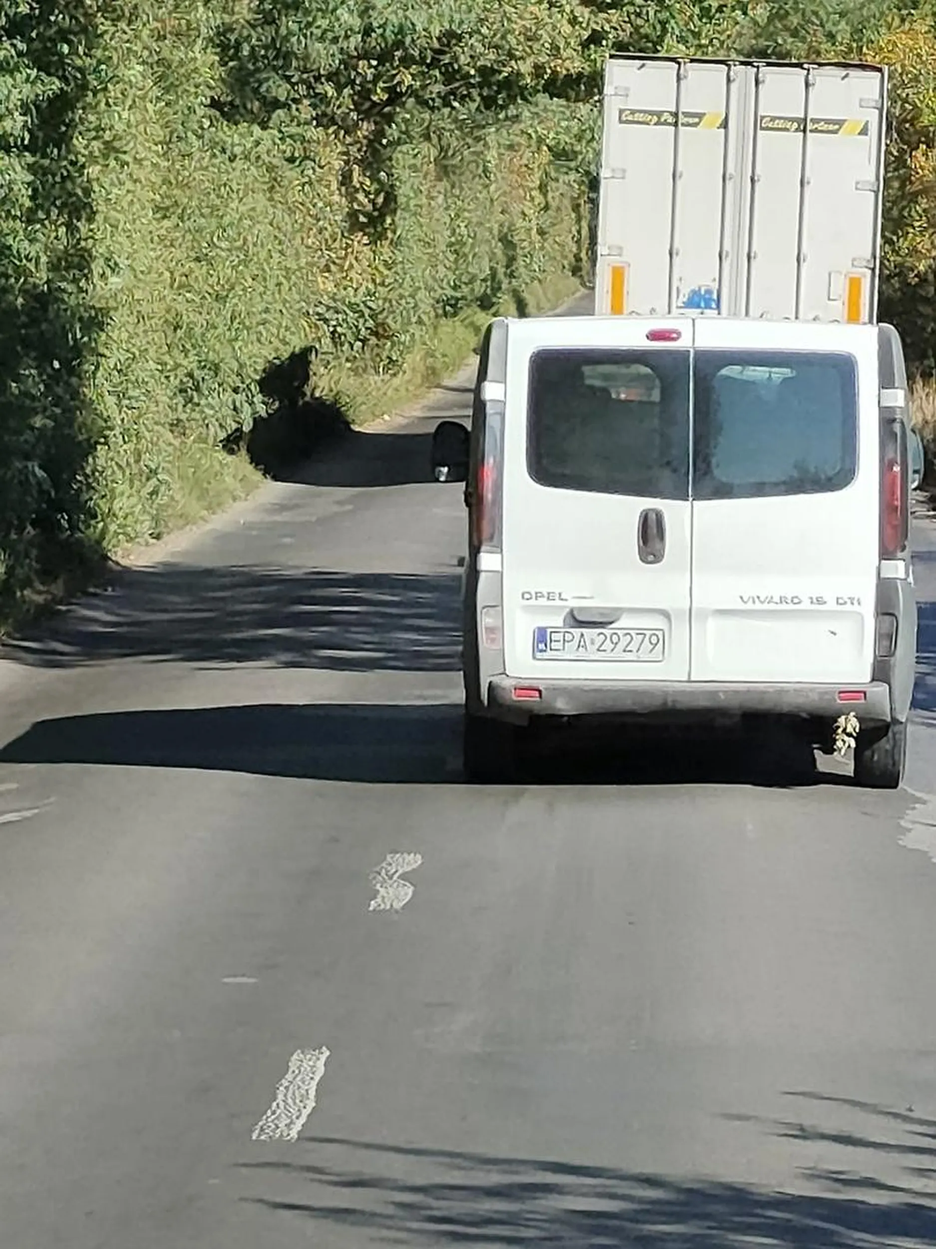Osobnik objeżdża ronda lewą stroną pod prąd, co prowadzi do zagrożenia zdrowia i życia innych kierowców oraz pieszych. Nagranie z tej sytuacji z wideorejestratora wędruje na policję.