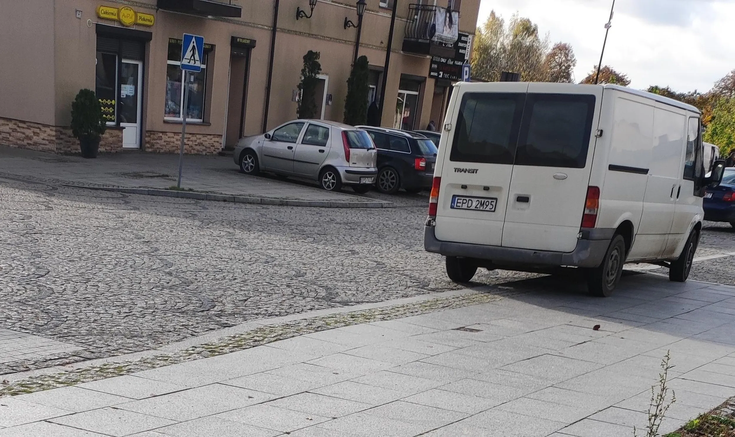 Parkowanie dosłownie na skrzyżowaniu co jest zabronione dodatkowo utrudnia pieszemu widok czy coś nie jedzie od jego strony.