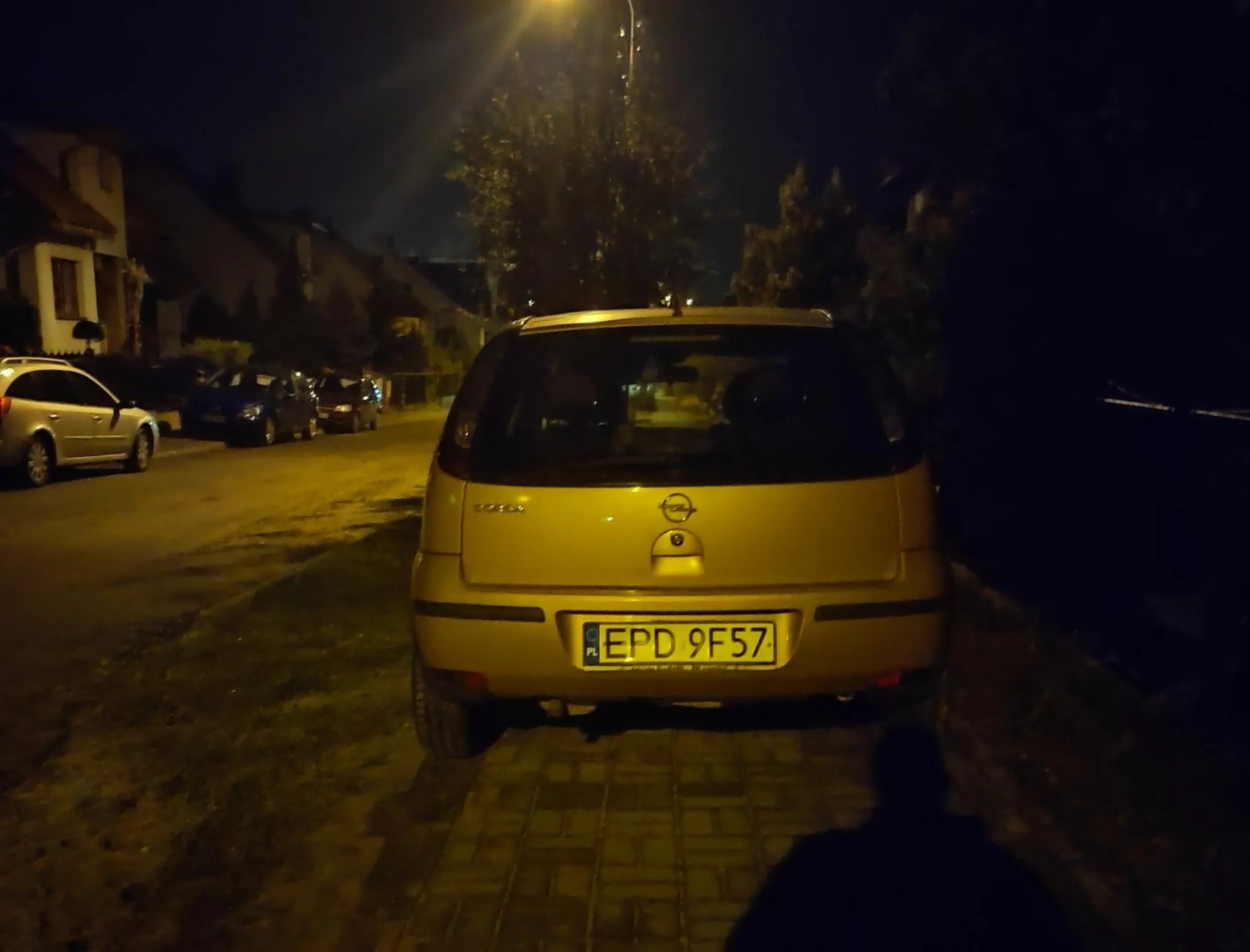 Użytkownik zaparkował tak że zastawił swoją Corsa cały chodnik i to nie jest pierwszy raz bo to norma na tej ulicy a raczej chodniku że ludzie zastawiają bo do podwórka nie wjadą. Poddębice, ul. Kopernika.