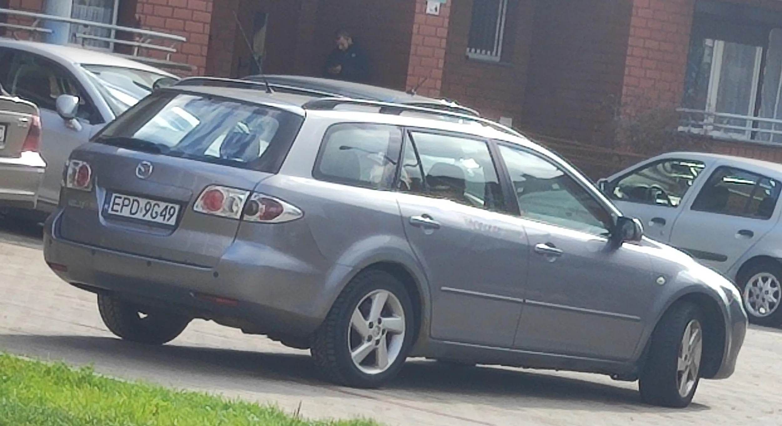 Pozdrawiam kierowcę Mazdy 6 który tak zaparkował na osiedlowym parkingu że zajął tylko 3 miejsca parkingowe.