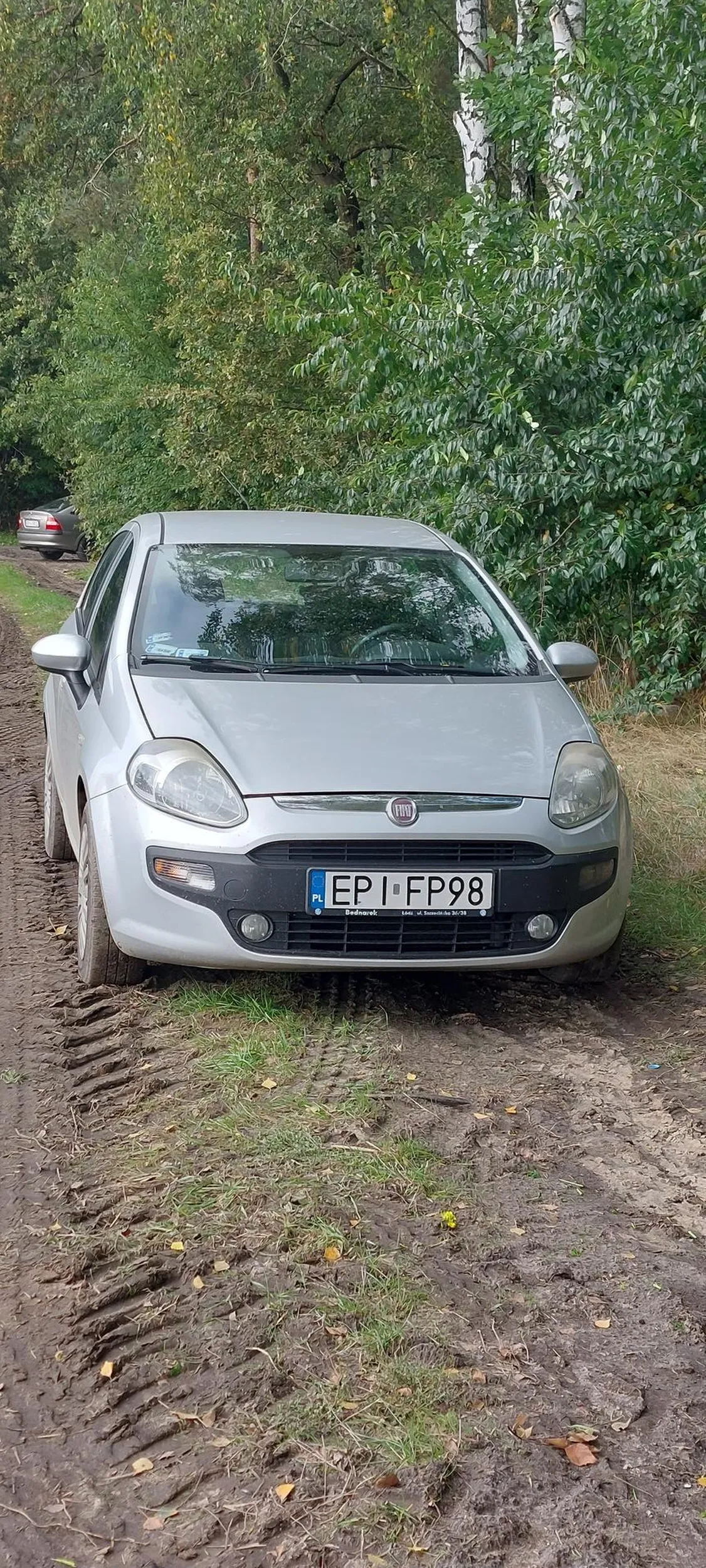 Stoi na środku drogi publicznej i blokuje przejazd.