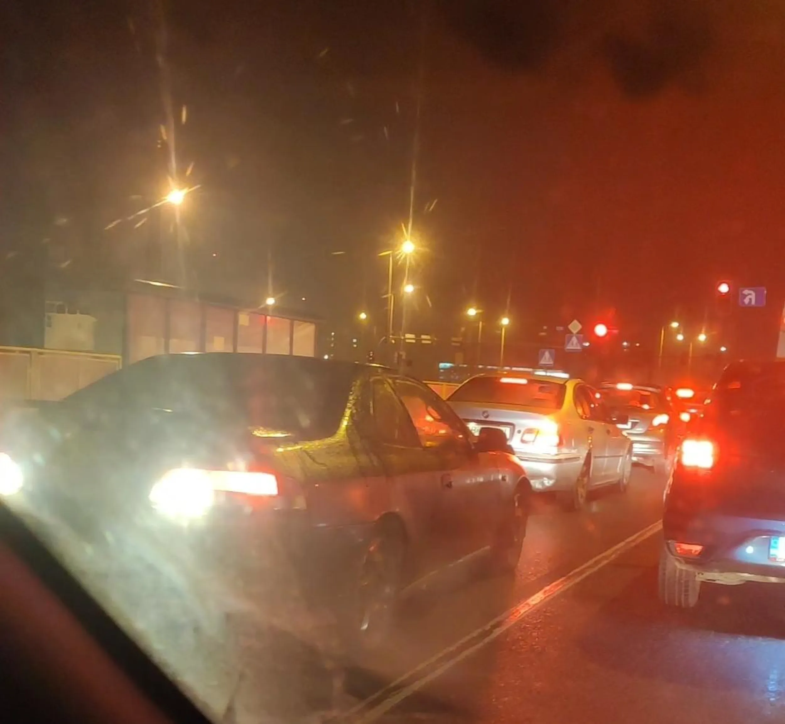 Dwóch łysych - przejechali przez przejście dla pieszych na przeciwny pas ruchu, z impetem uderzyli w BMW stojące na światłach, wycofali, zjechali na lewy pas, zawrócili na skrzyżowaniu, porzucili auto zabierając tablice rejestracyjne. Masakra.