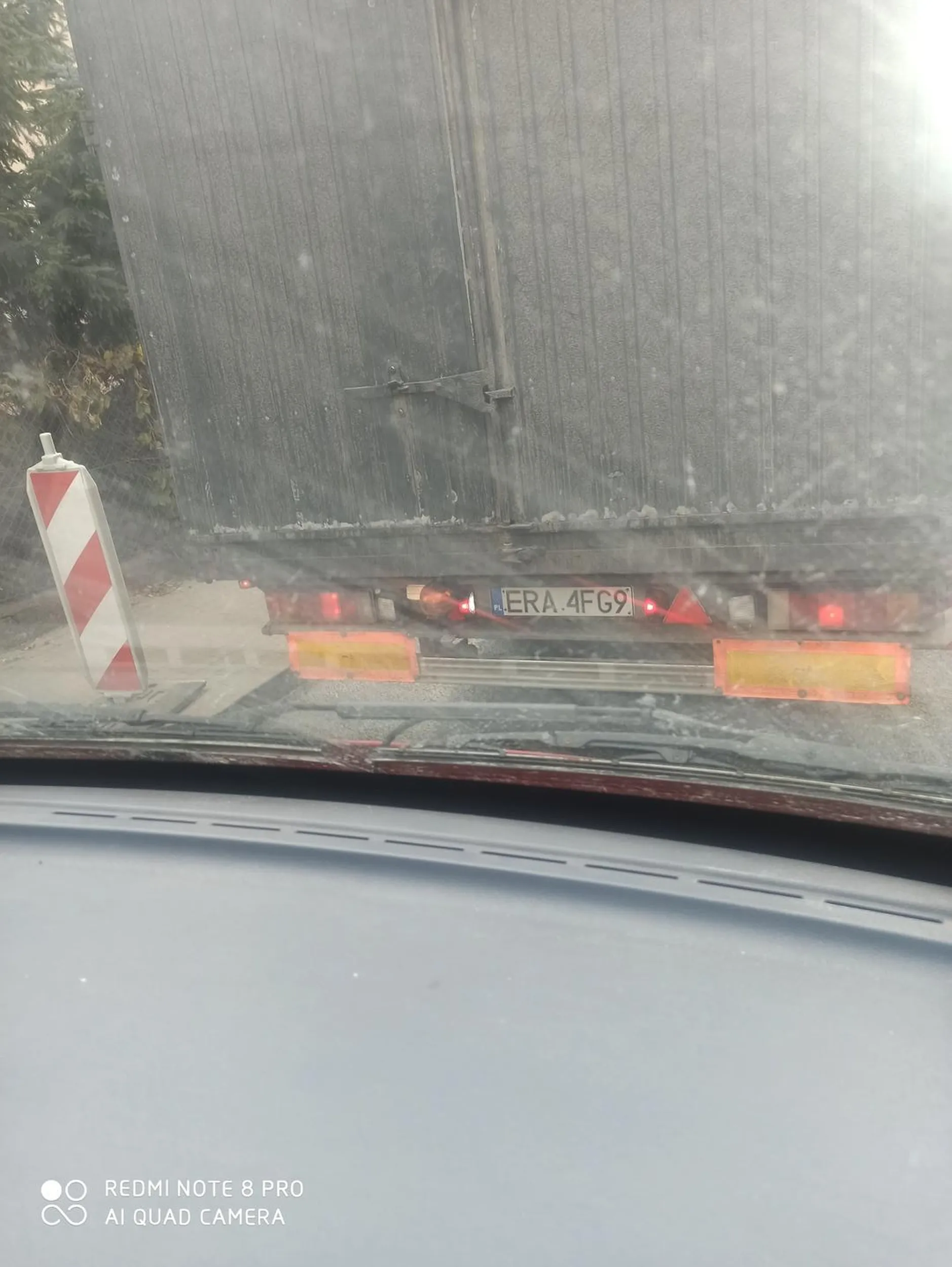 Jadąc ok. 70km/h ściął solówką z naczepą przed lawetę z busem na niej. Zahaczył lusterko uszkadzając je. Nie pozdrawiam, mogłeś wyjść porozmawiać zamiast zamykać się w kabinie