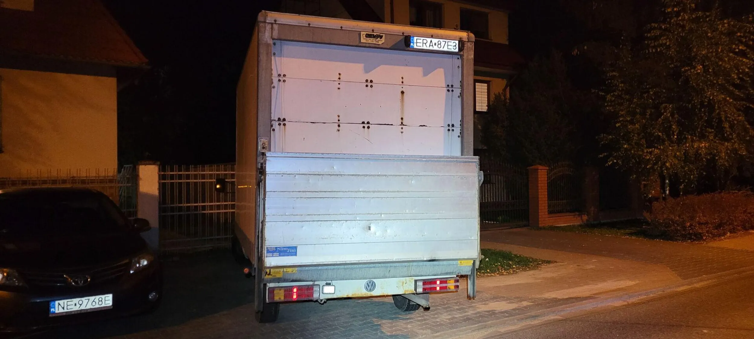 Mistrz zagradzający ścieżkę rowerową którą dzieci wracają na rowerach ze szkoły spychając je na ruchliwą ulicę Poniatowskiego w Ożarowie Mazowieckim, I spokojna drzemka, a co tam.