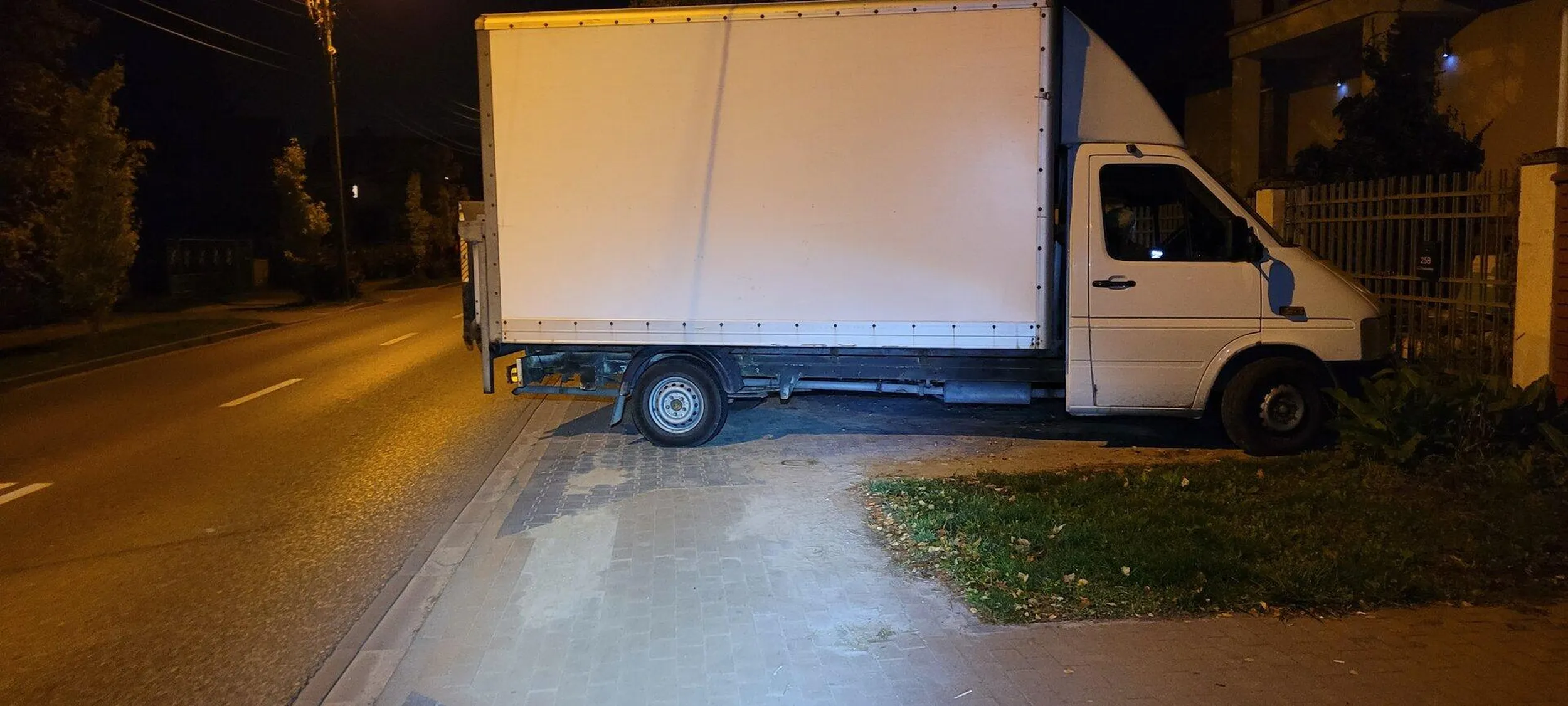 Mistrz zagradzający ścieżkę rowerową którą dzieci wracają na rowerach ze szkoły spychając je na ruchliwą ulicę Poniatowskiego w Ożarowie Mazowieckim, I spokojna drzemka, a co tam.