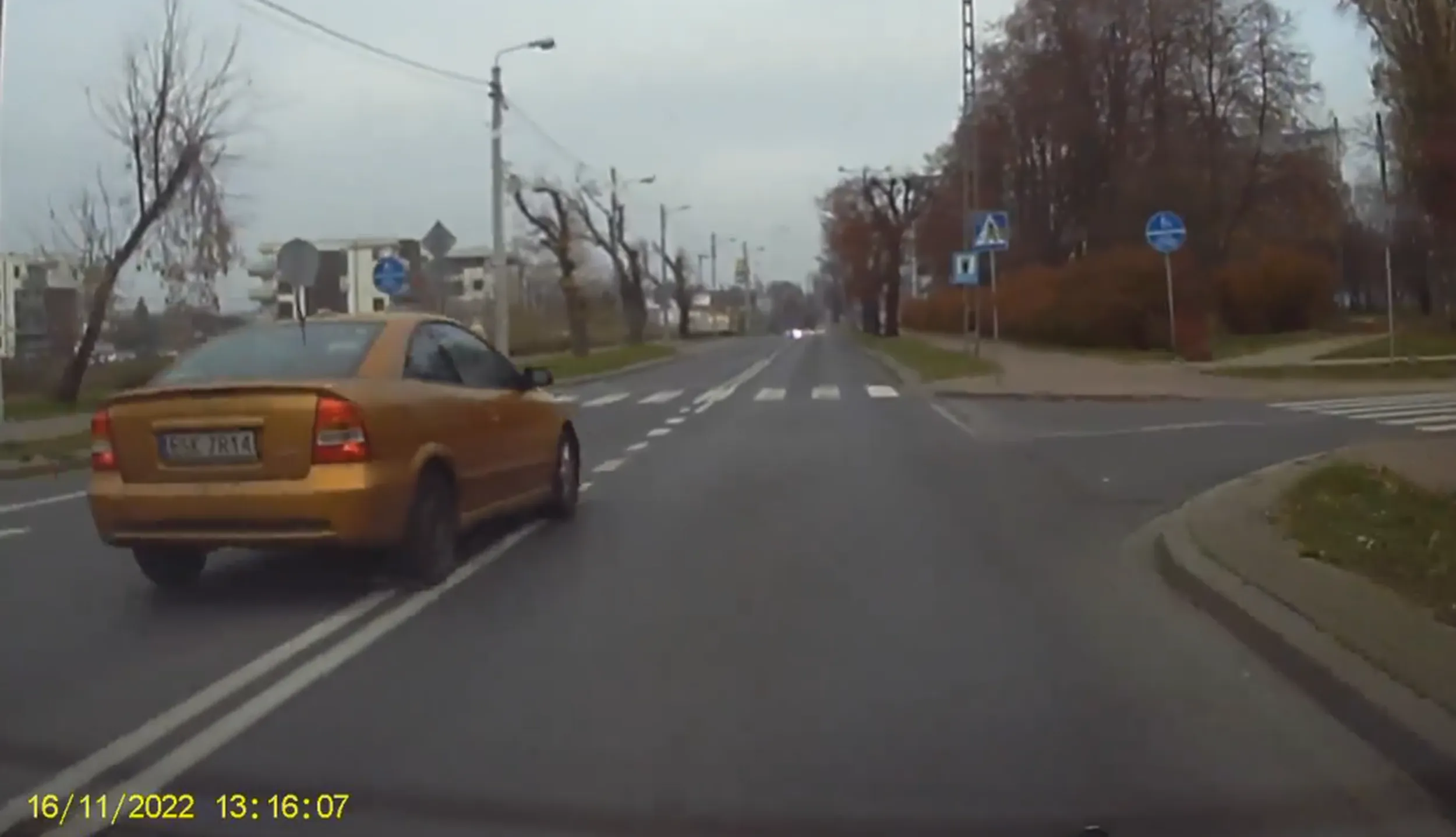 ziomek na przejsciu dla pieszych wyprzedza