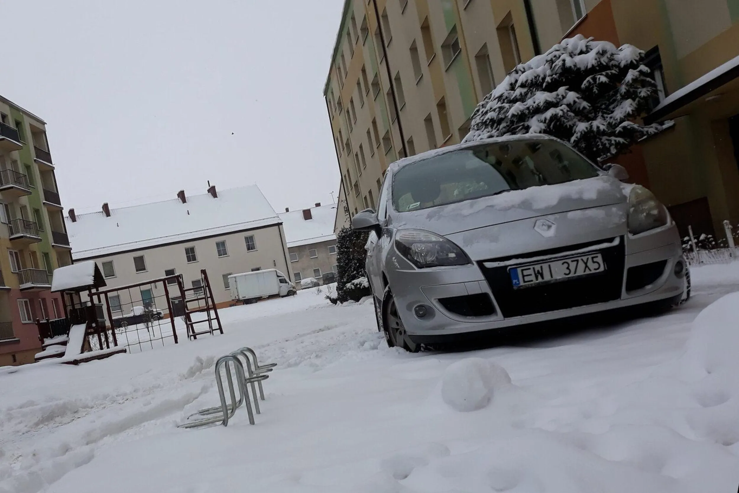 To już szczyt chamstwa, jazda po chodniku i trawniku, żeby zaparkować nielegalnie na trawniku tuż przy drzwiach. Mimo, że obok bloku są wolne miejsca parkingowe.