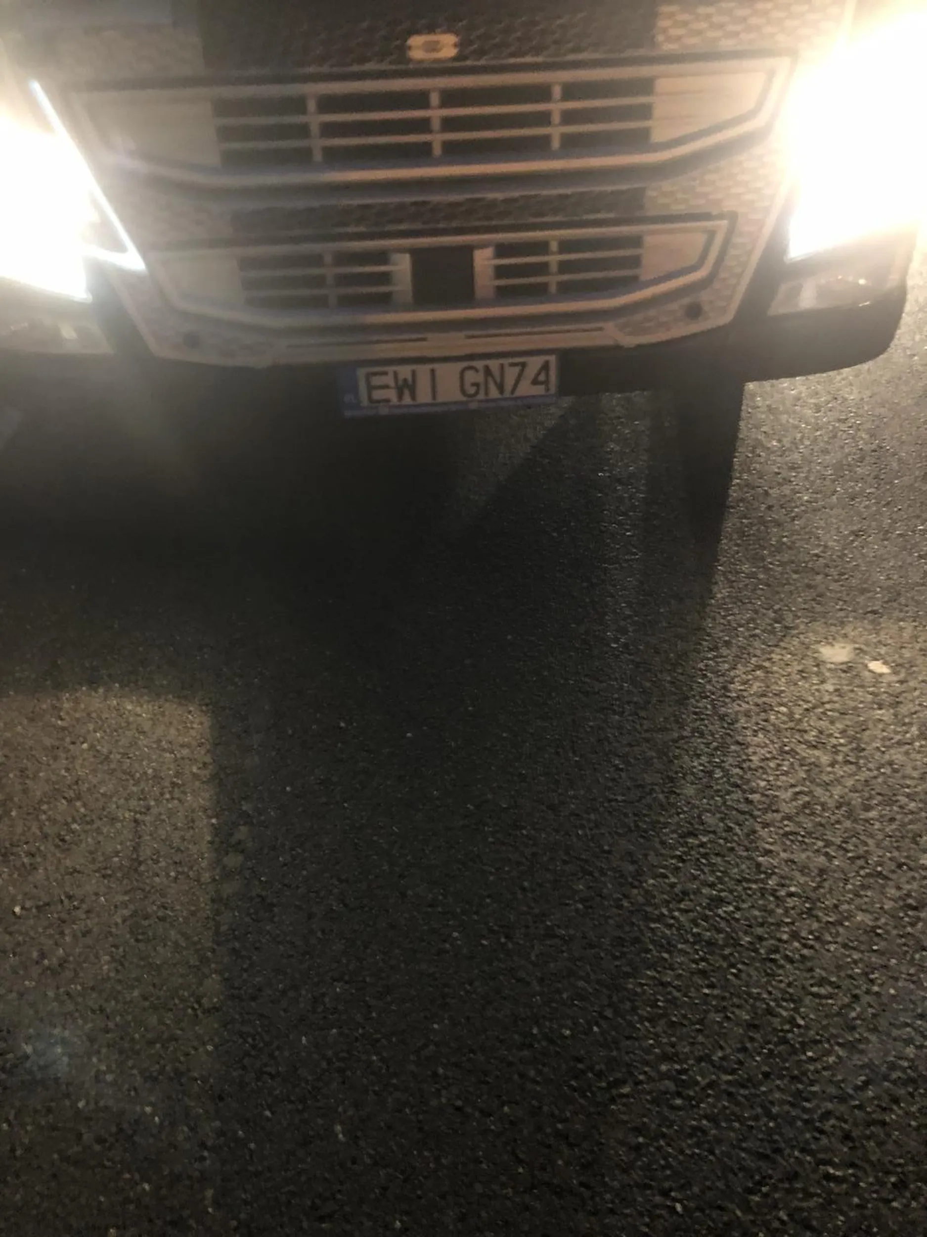 Wysiadł z auta uderzył mi w dach mojego agresywny i było czuć alkochol