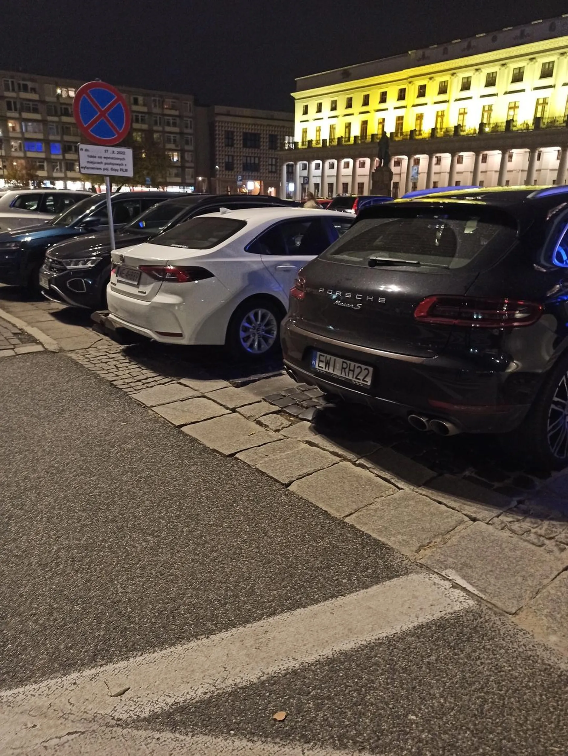 Przez delikwenta nie było wyjazdu z parkingu pod TWON (Warszawa). Mam nadzieję, że mandacik zabili choć trochę portfel właściciela.