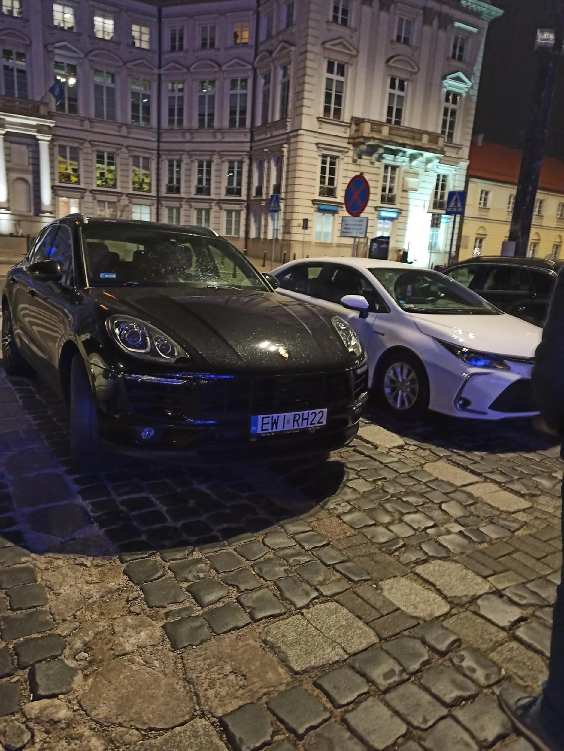 Przez delikwenta nie było wyjazdu z parkingu pod TWON (Warszawa). Mam nadzieję, że mandacik zabili choć trochę portfel właściciela.