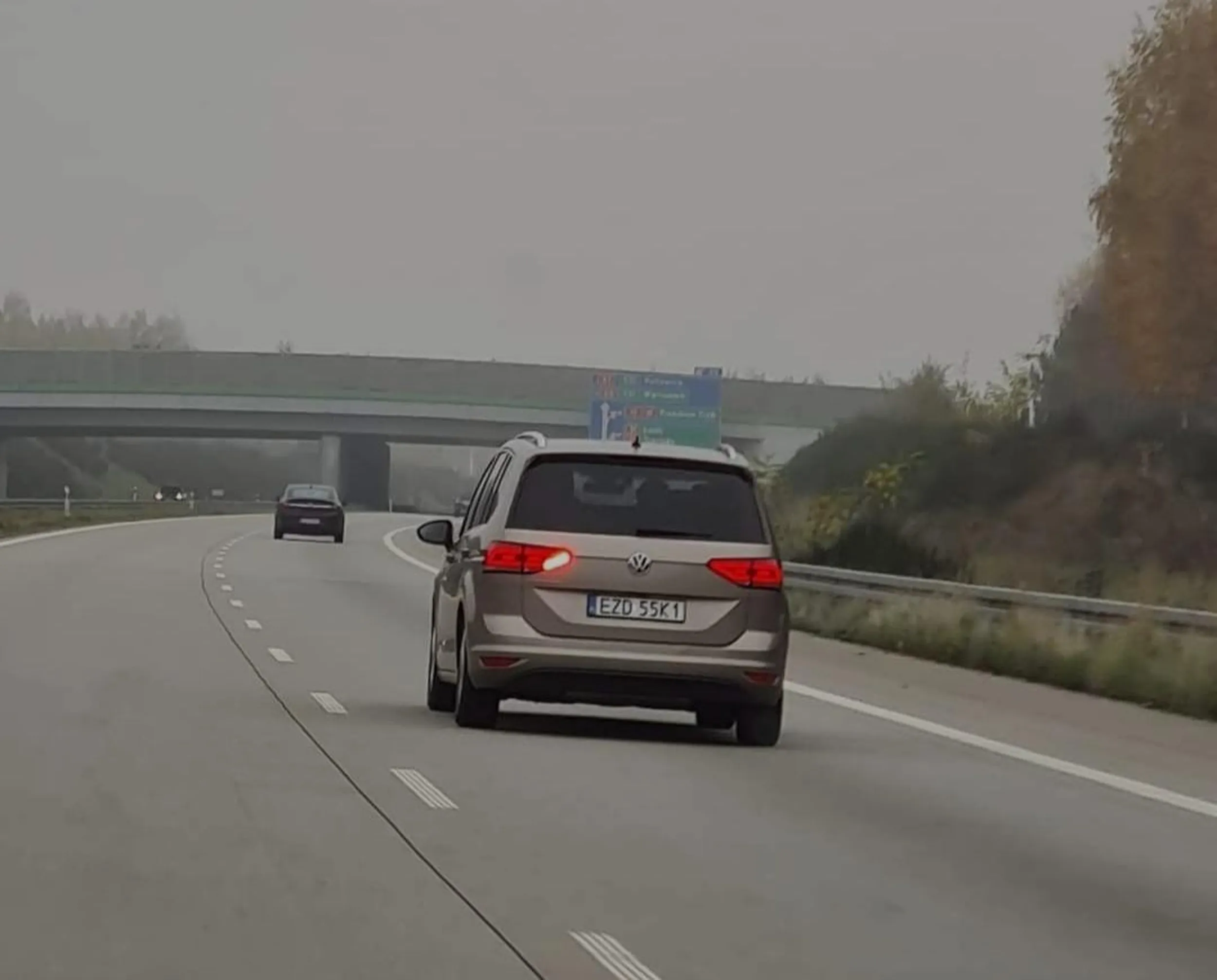 Jazda na światłach przeciwmgielnych podczas gdy nie ma mgły.