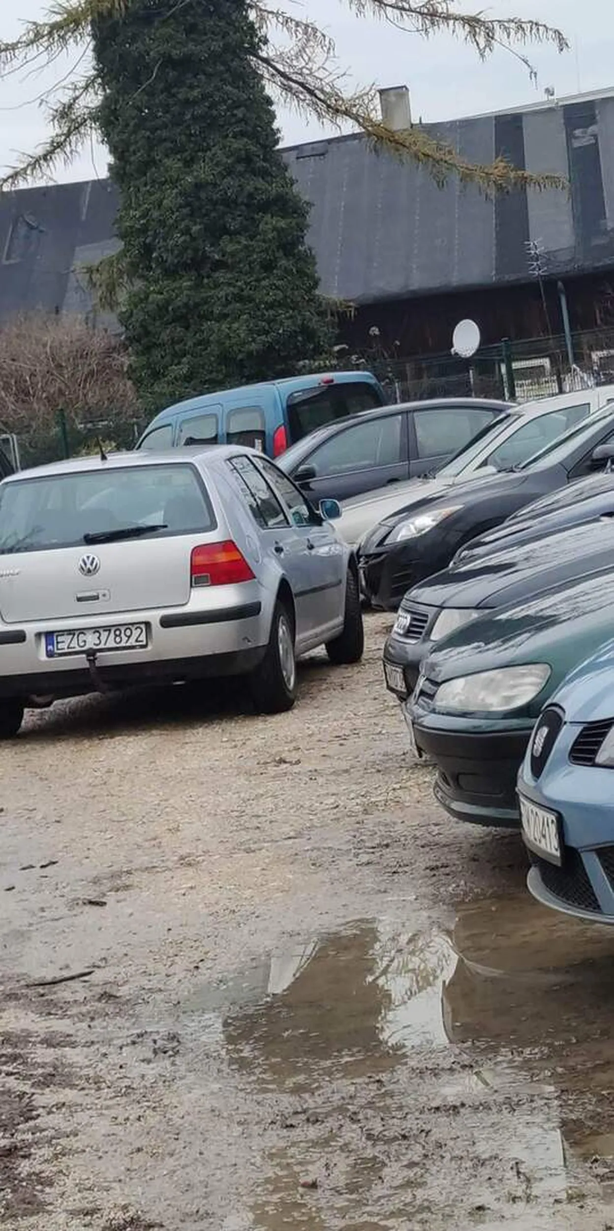 Kierowca jeździ nie odpowiedzialnie. Przekracza prędkość w każdym możliwym miejscu. Regularnie zastawia na parkingu szkolnym. Proszę o odebranie mu możliwości kierowania pojazdem
