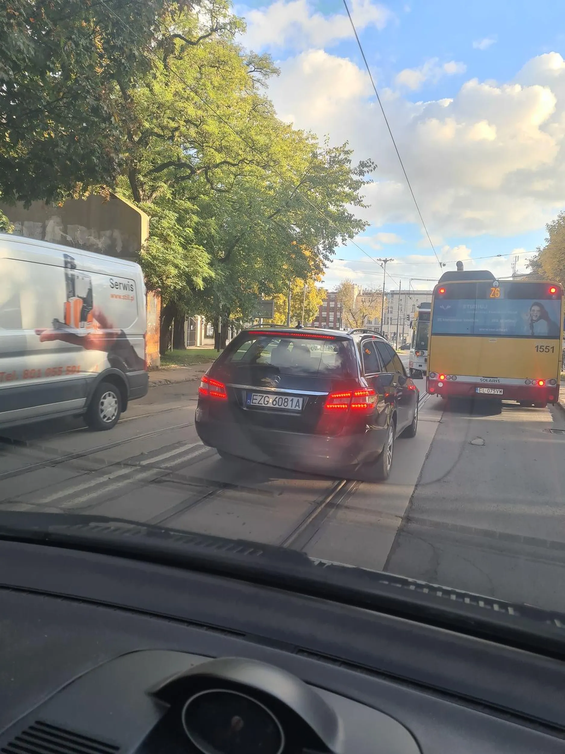 Wymusza pierwszeństwo a na klakson reaguje środkowym palcem. Burak i wsiór.