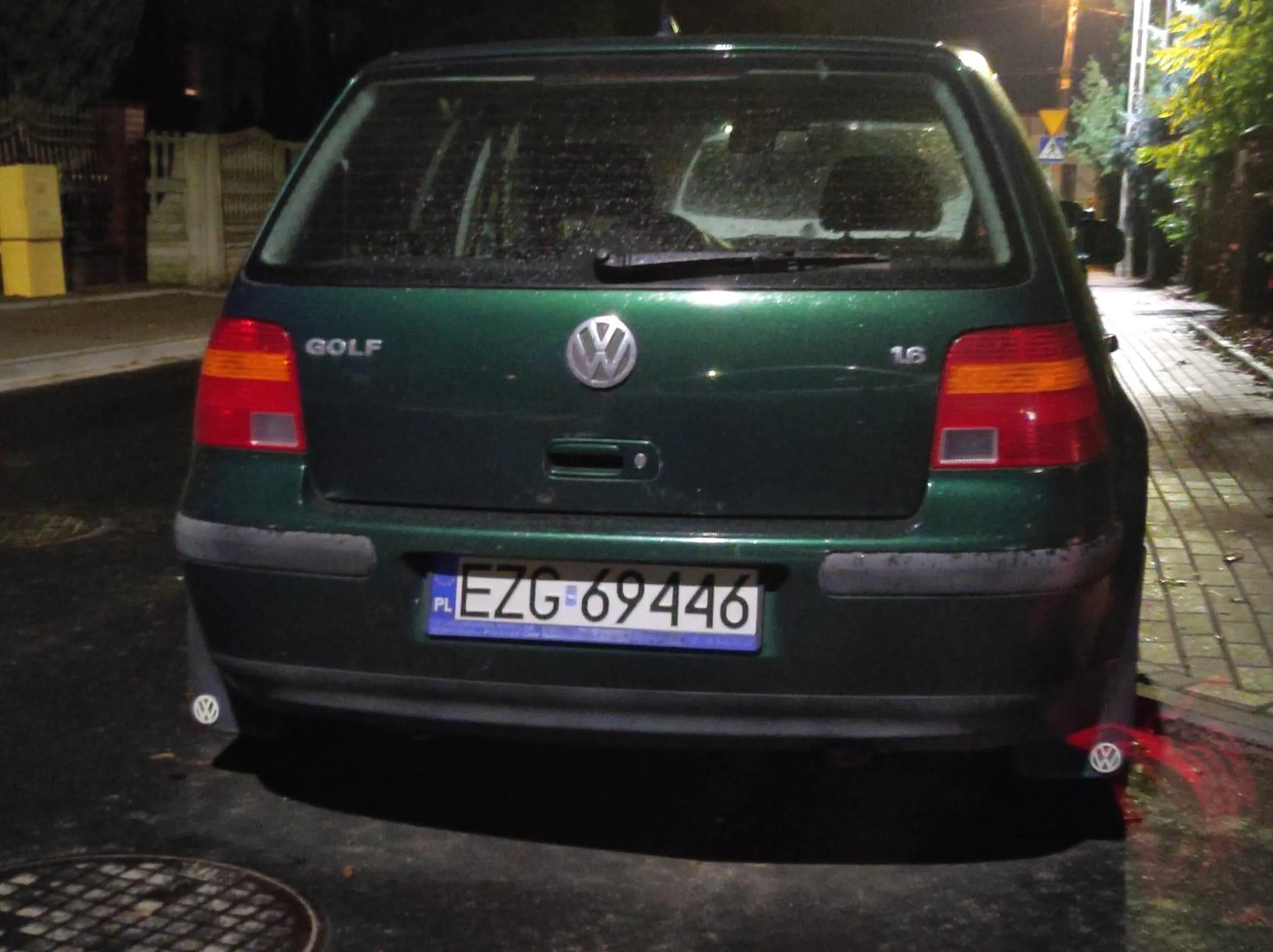 Parkowanie specjalnie w taki sposób by ludzie chcący wyjechać na te ulice z parkingu nie miały szans się złamać bo jakiś złamas musiał tak stanąć. Dodam że jest to jednokierunkowa droga więc wyjazd w lewo jest karany.