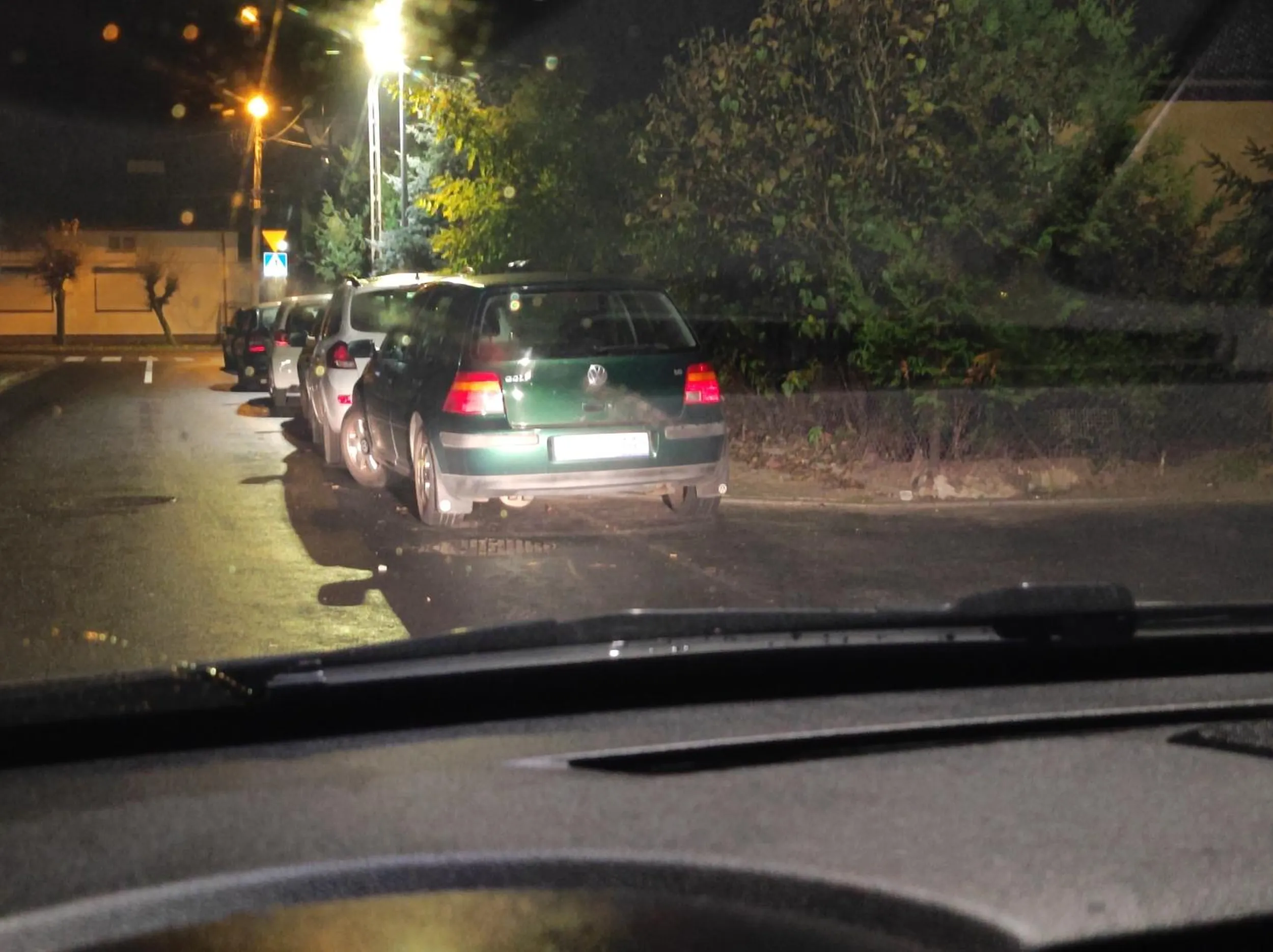 Parkowanie specjalnie w taki sposób by ludzie chcący wyjechać na te ulice z parkingu nie miały szans się złamać bo jakiś złamas musiał tak stanąć. Dodam że jest to jednokierunkowa droga więc wyjazd w lewo jest karany.