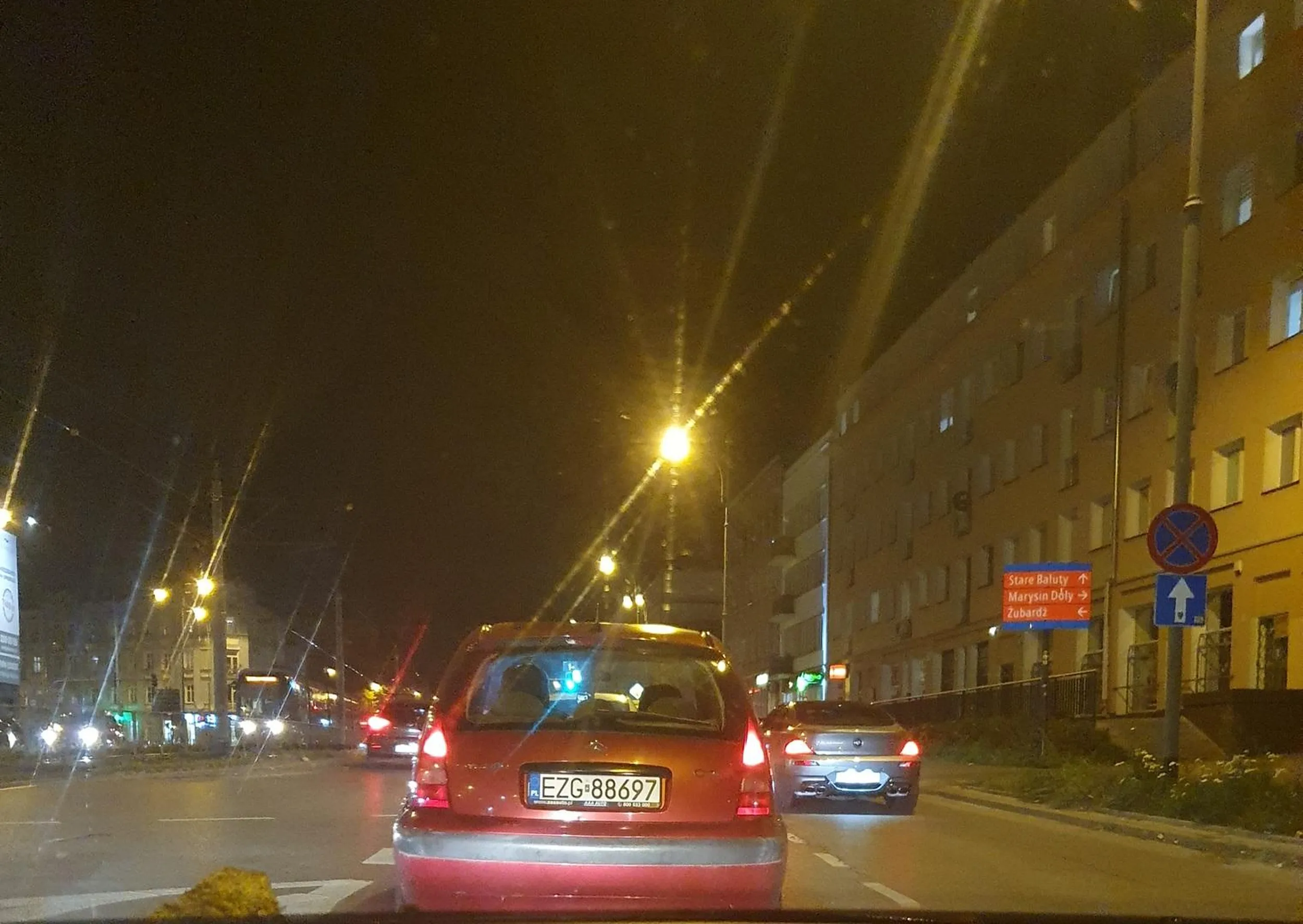 Może pora zrezygnować z rozmów na kamerce a skupić się na jeździe autem? Kamerkowy król lewego pasa...:) I jak tu nie wyprzedzać prawym?