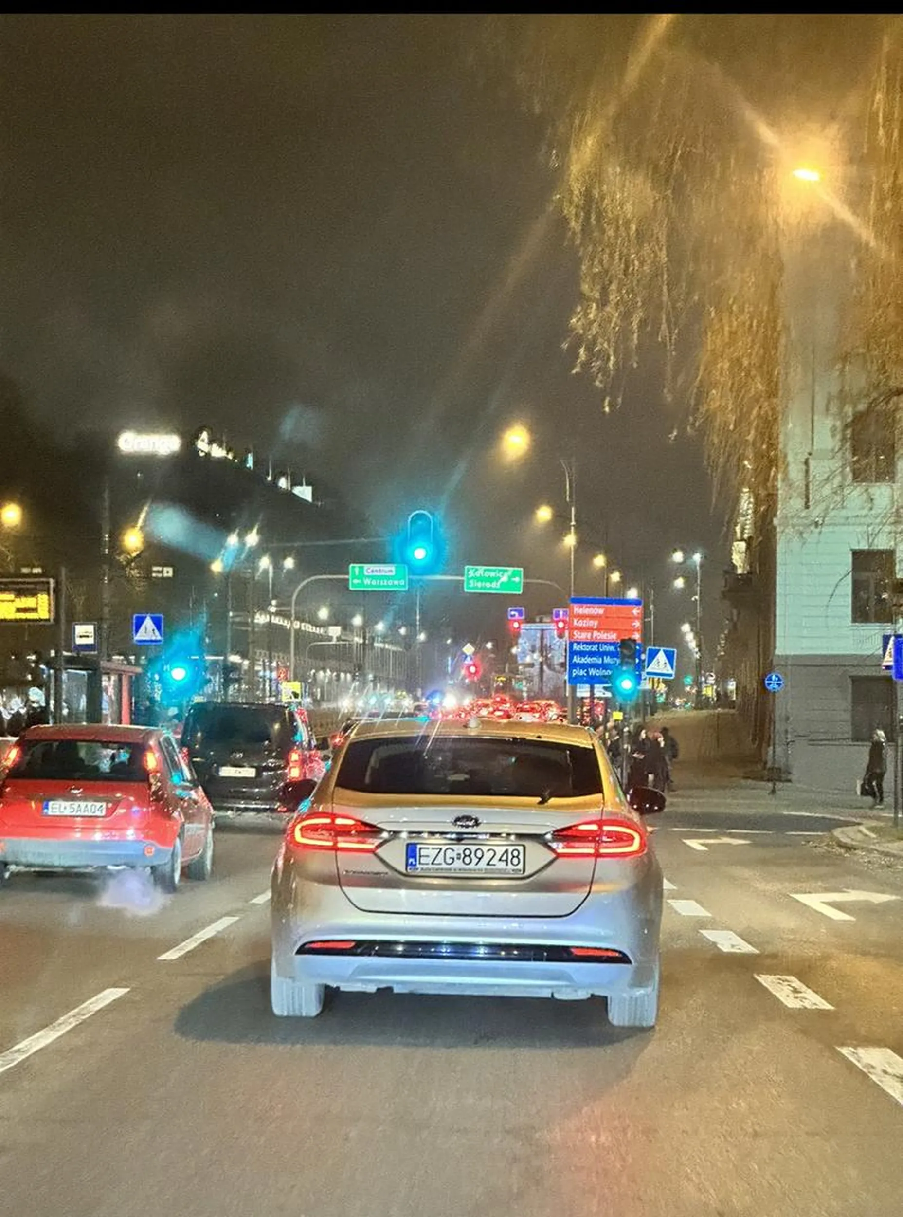 Stoi na czerwonym czy to normalne że blokuje innych ?