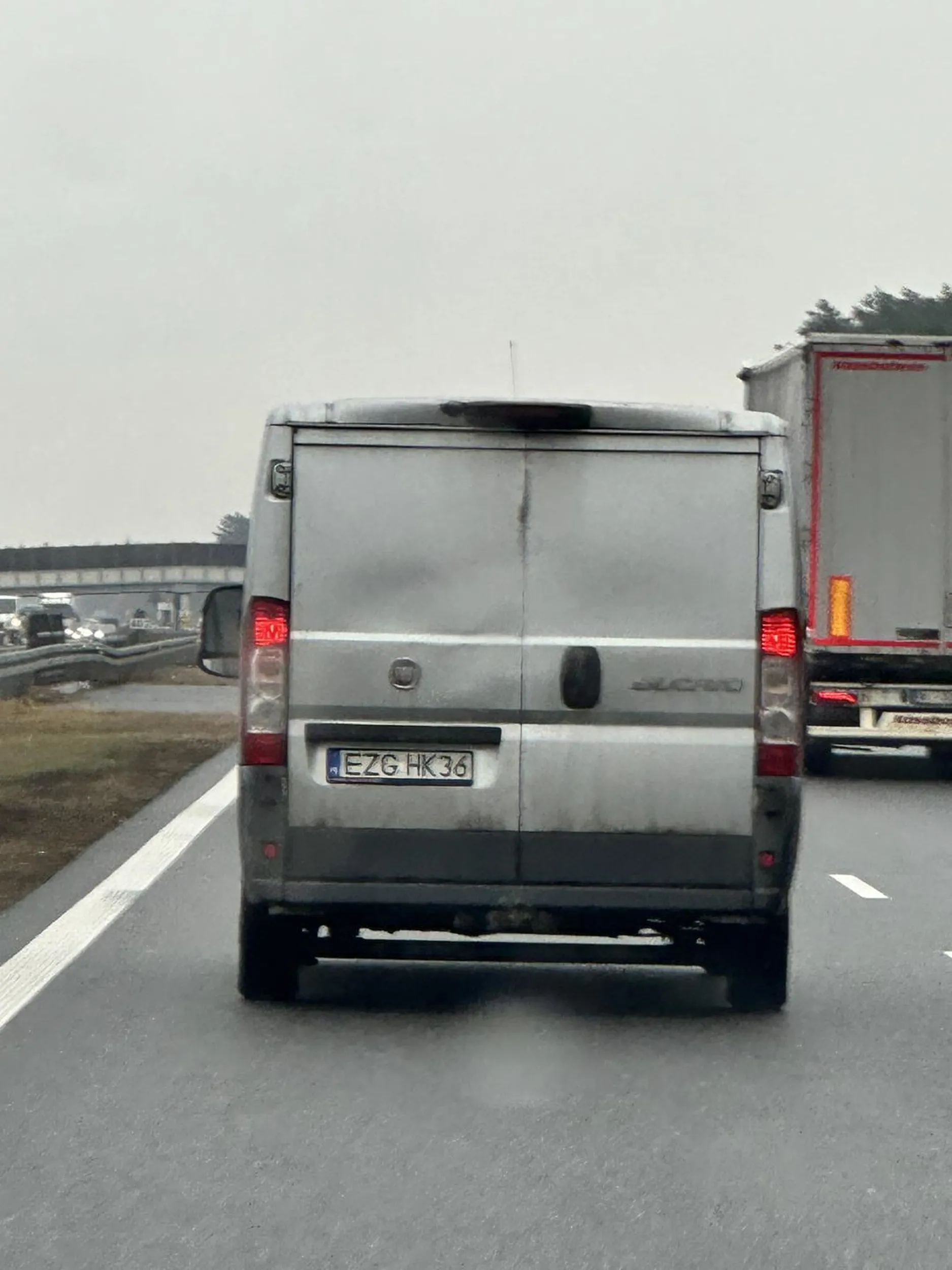 Nie używa kierunkowskazów , niebezpieczna jazda po autostradzie