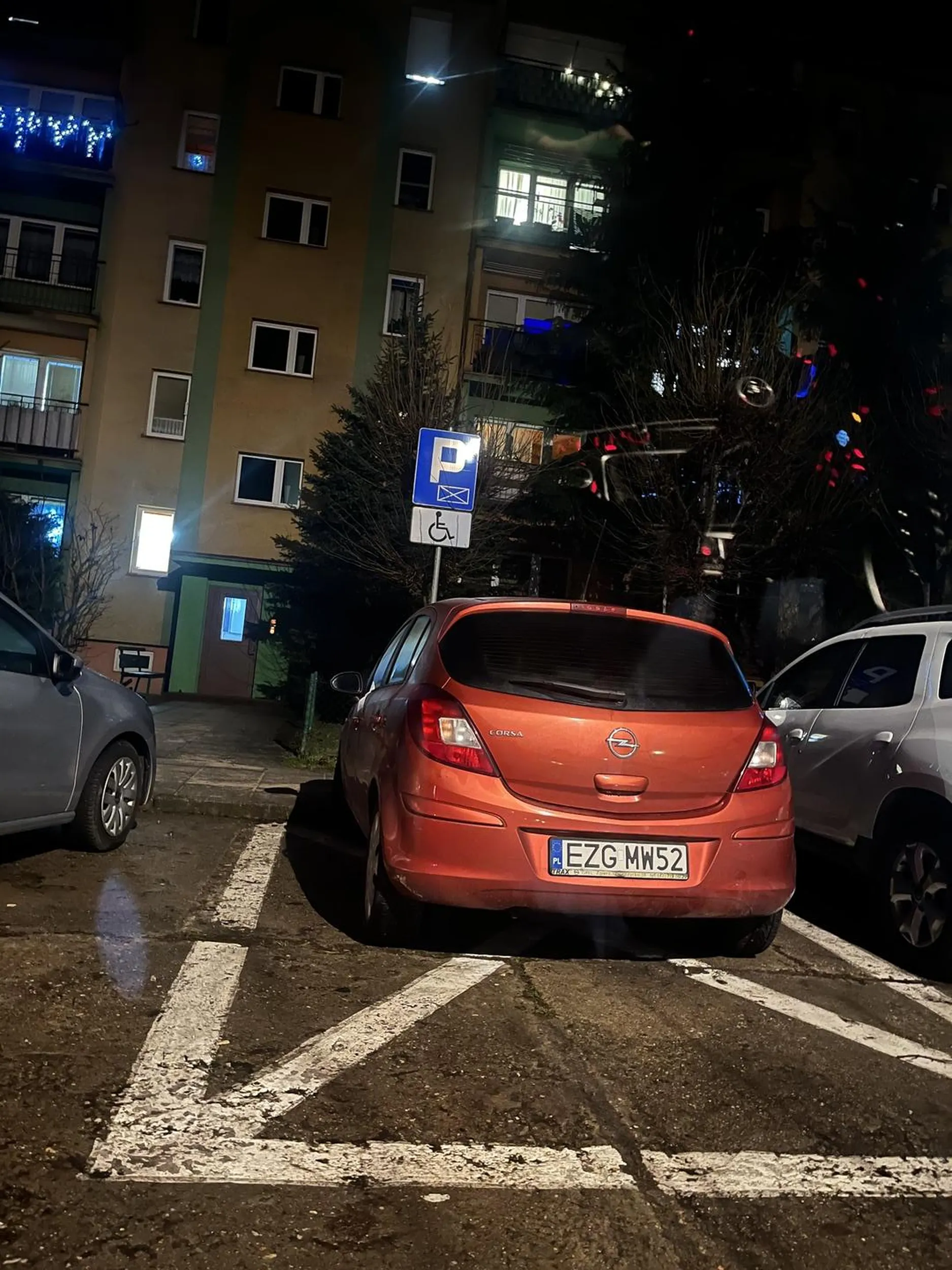 Parkowanie na miejscu dla inwalidów będąc pełnosprawnym… Rejestracja spierdolenia zobowiązuje ;)