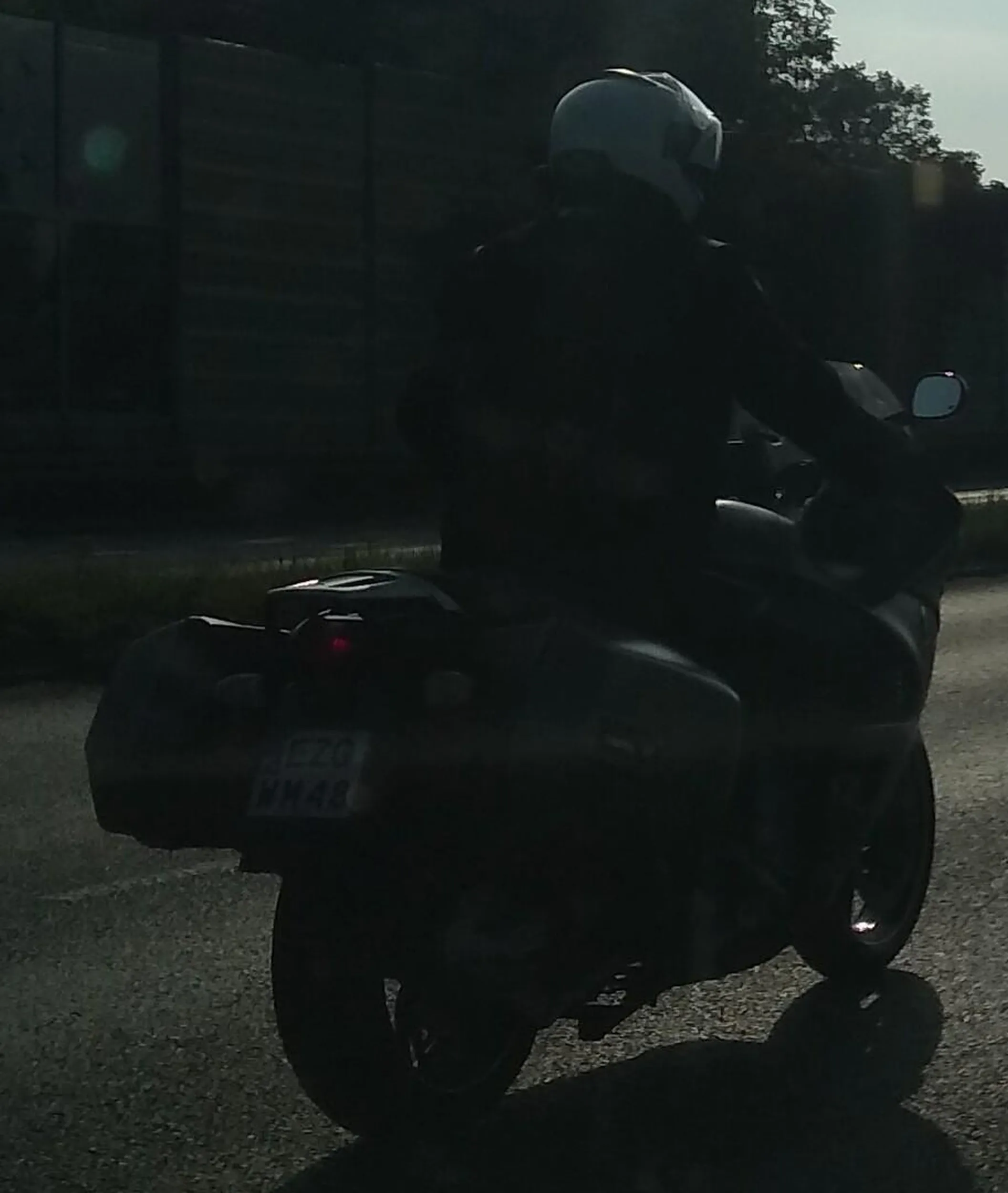 Dziwny gosc na motocyklu ze zgierza na występach w Łodzi  wciska sie przed sam zderzak i myśli ze wszystko jest ok , po zwroceniu grzecznie uwagi szydzi i macha łapami , filmik wkrotce .