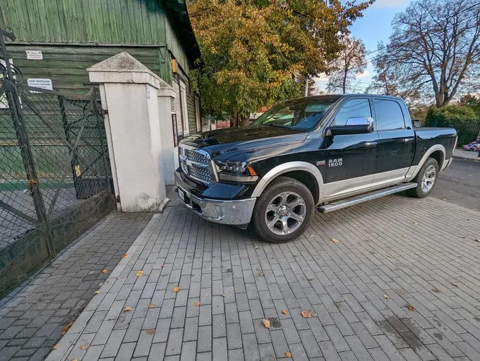 Jakby mógł to zaparkowałby na grobie matki.