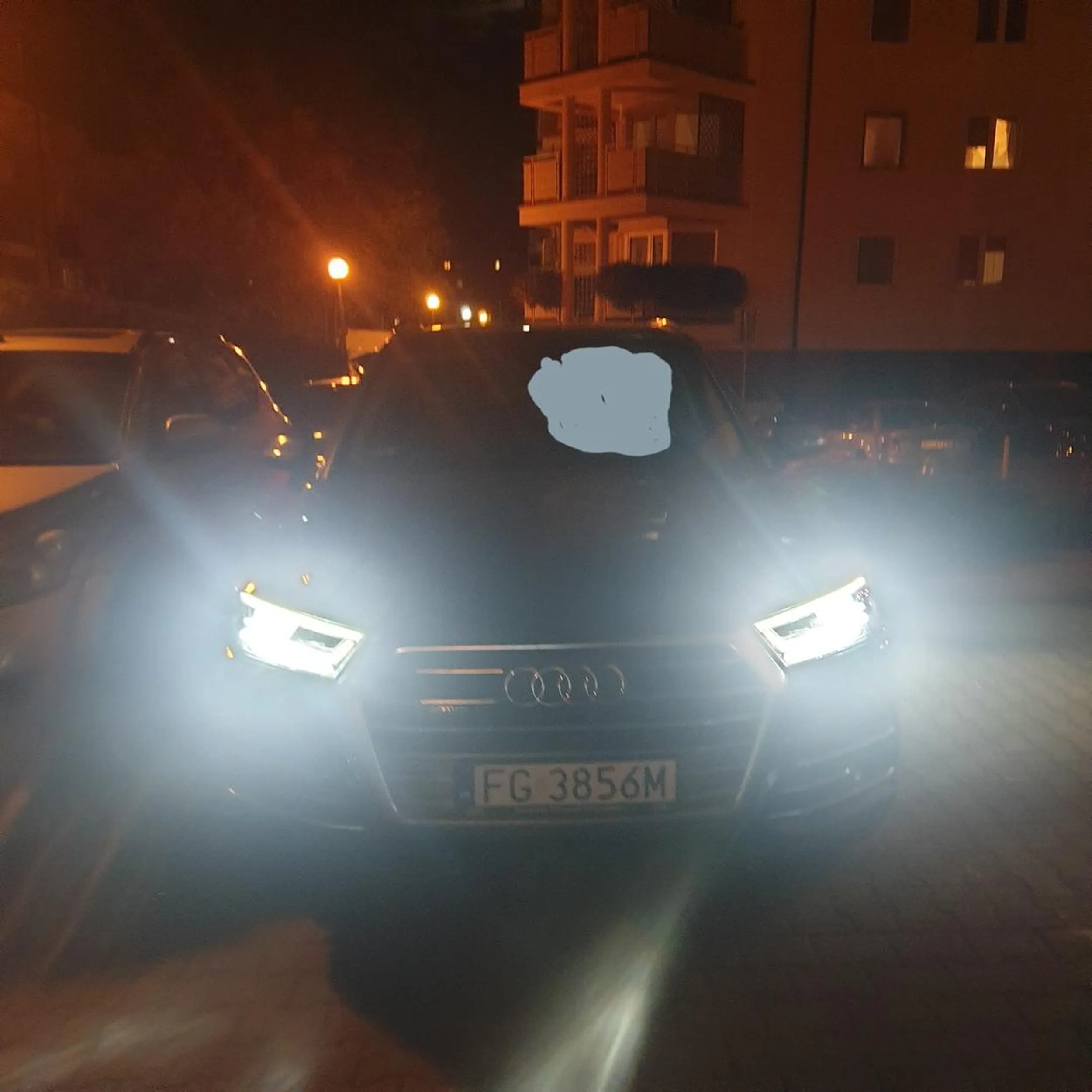 Gratulację za parkowanie zero swobodnego przejścia dla pieszych.. Gdyby mógł wjechałby pod kartkę.. Sprawa zgłoszona będzie na Policję