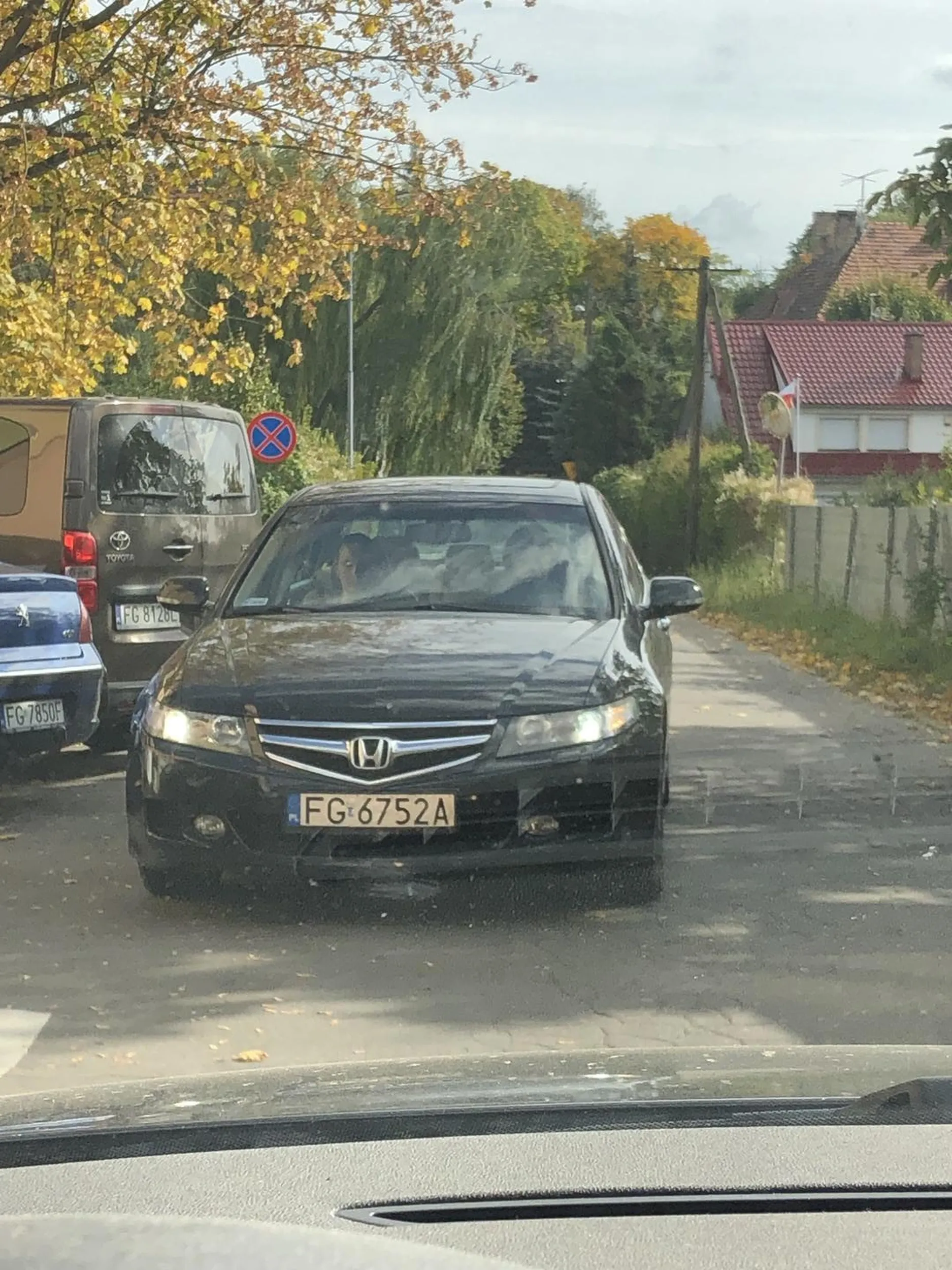 Pani z auta nie zna znaków drogowych i jeździ pod prąd oraz bulwersuje się że ktoś jedzie z naprzeciwka… prawko znalezione w chipsach!