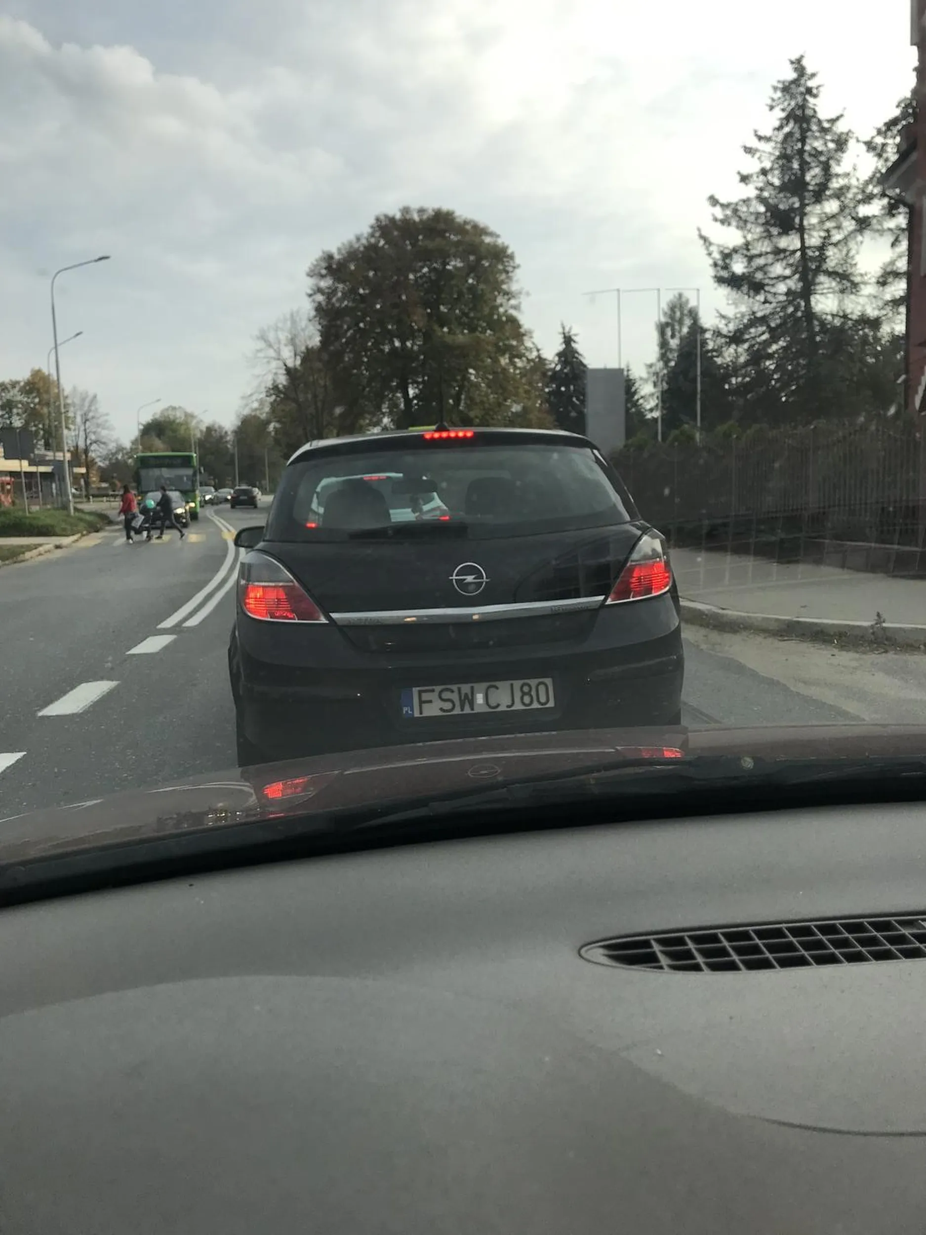 Kolega taki uprzejmy że na rondzie wpuszcza to nic że korkuje pół miasta Nie pozdrawiam