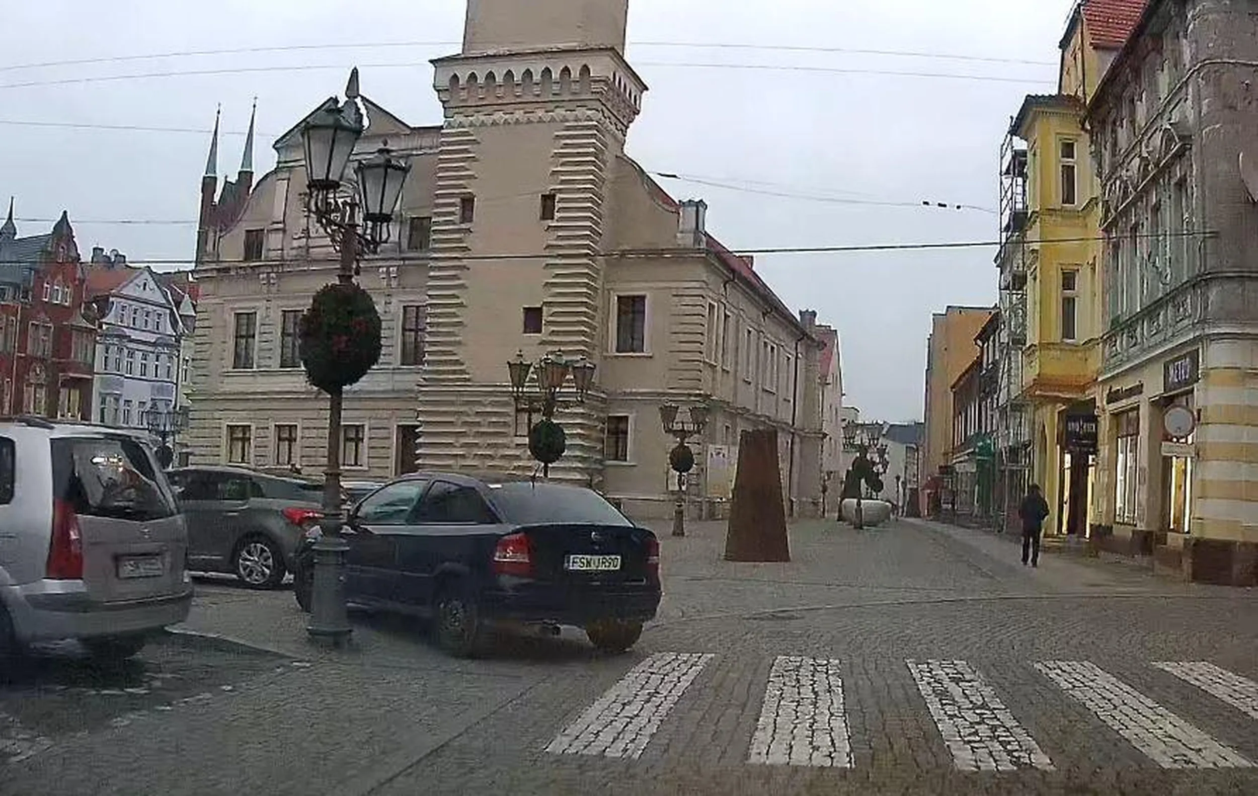 Parkuje jak pipa na przejściu dla pieszych