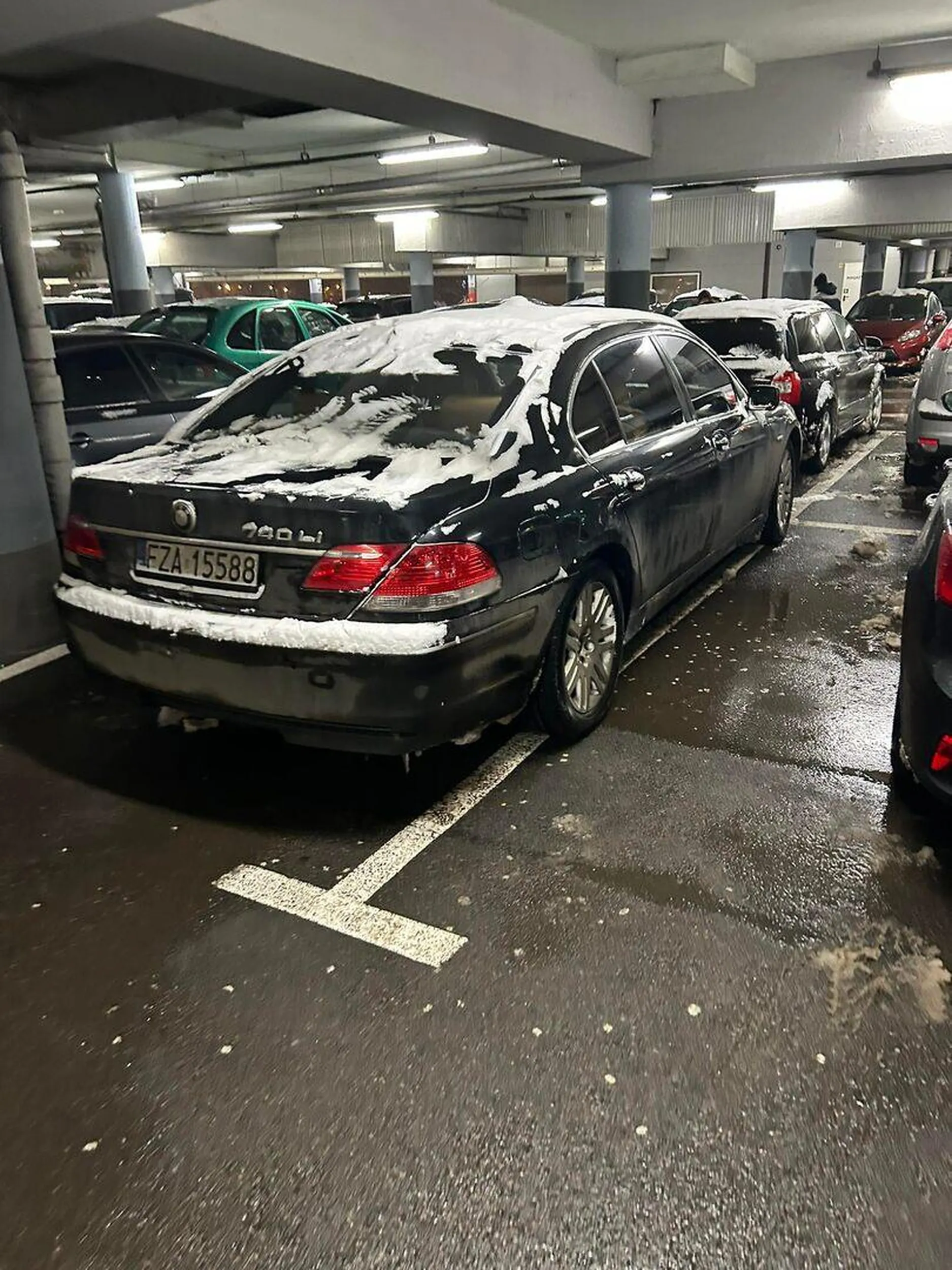 Kierowca swoim BMW nie potrafi zmieścić się w linii wyznaczającej miejsce parkingowe, pomimo braku samochodu z drugiej strony, ponieważ znajduje się tam słup.