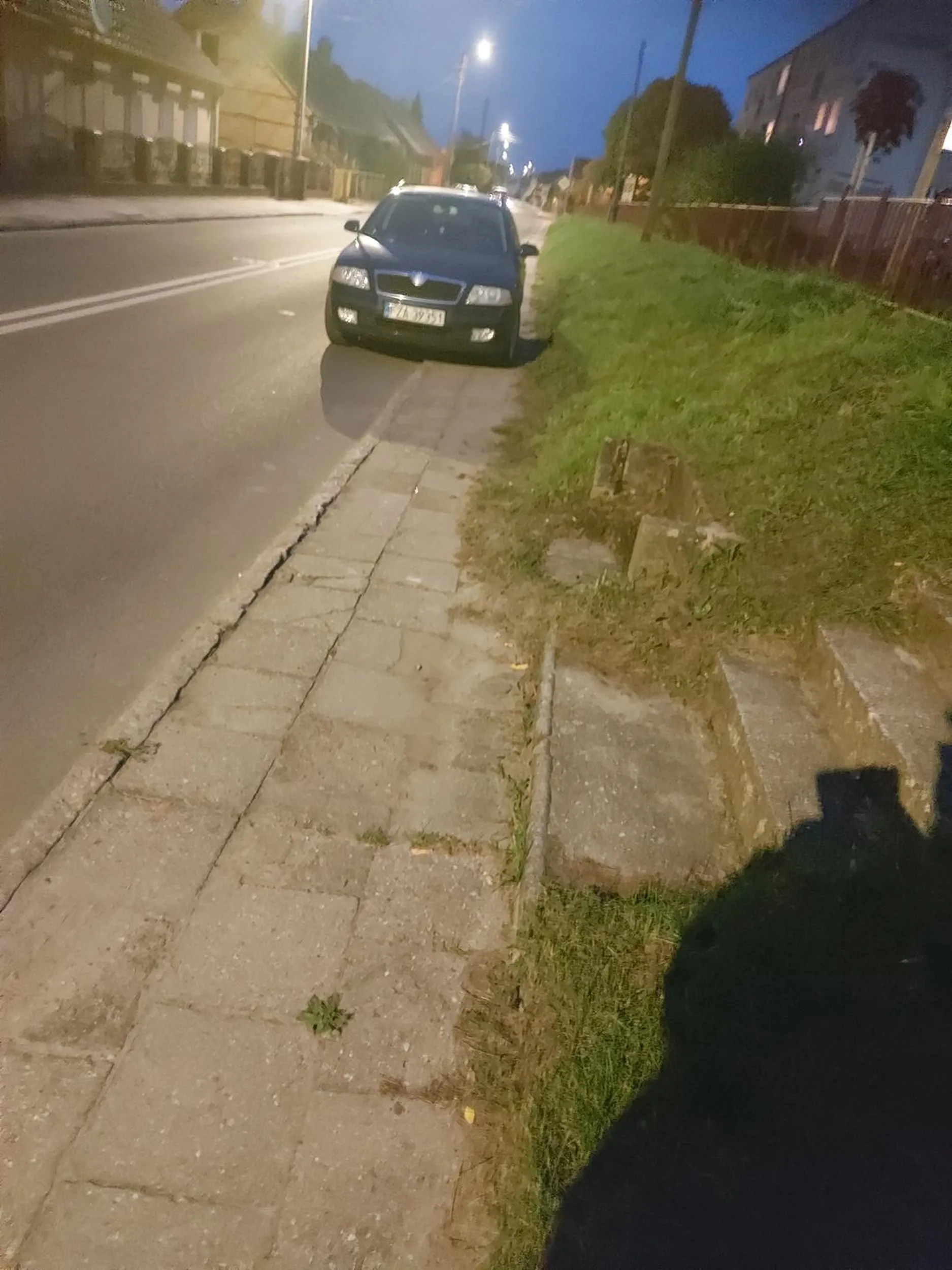 Wiesz kolego że prawo drogowe obowiązuje i ciebie i wiesz ze stanąłeś na podwójnej ciągle i na całej szerokości chodnika. Na Twoje szczęście że to nie centrum miasta i nieruchliwa droga. Ja to mam gdzieś gdzie staniesz ale wiesz ze policja ma alergię na takich. Jeżeli nikt Ci szyby nie wybił za to że stajesz że ludzie nie mogą przejść to  się ciesz