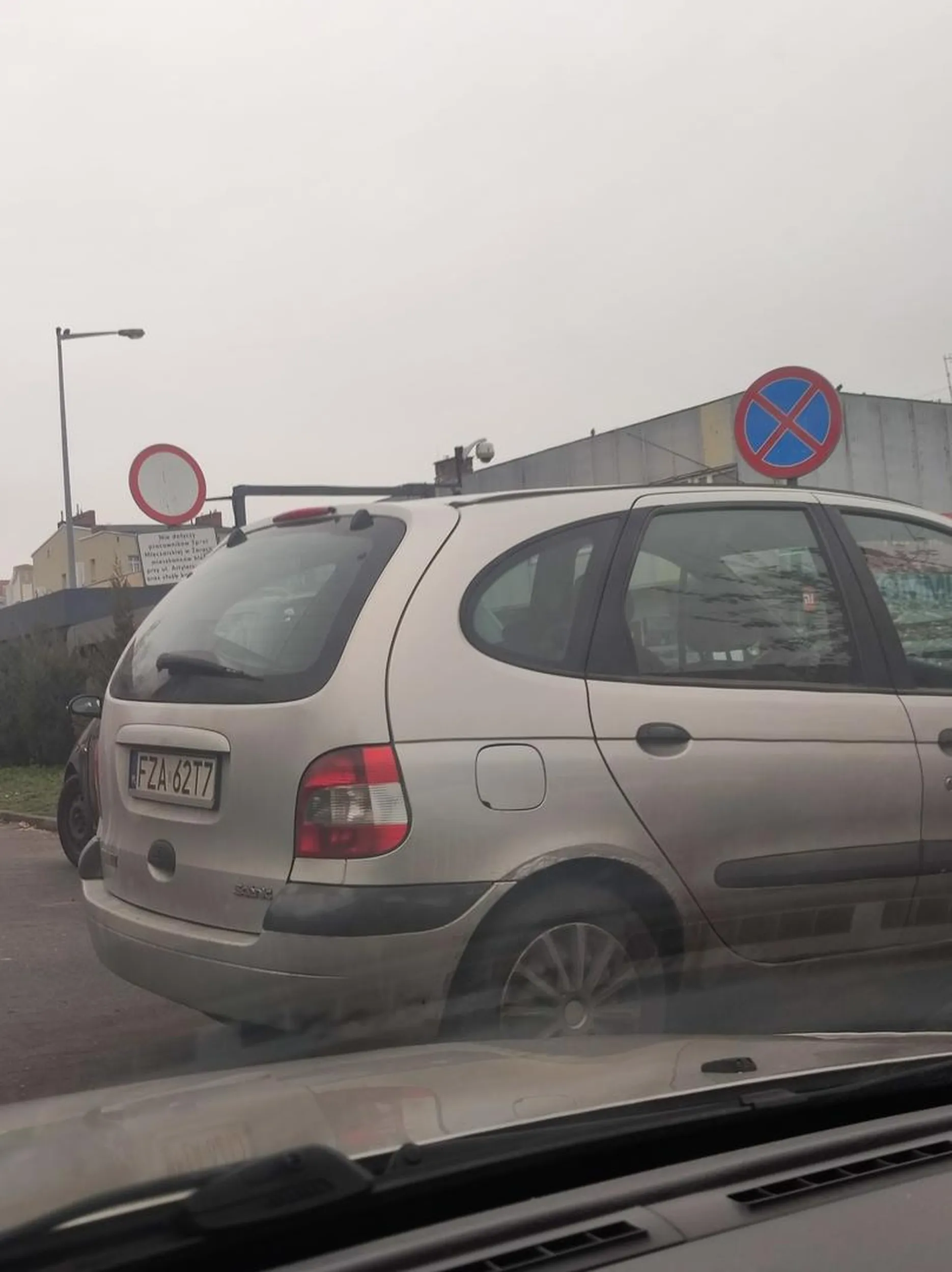 Stanął centralnie na zakazie blokując wyjechanie innym samochodą