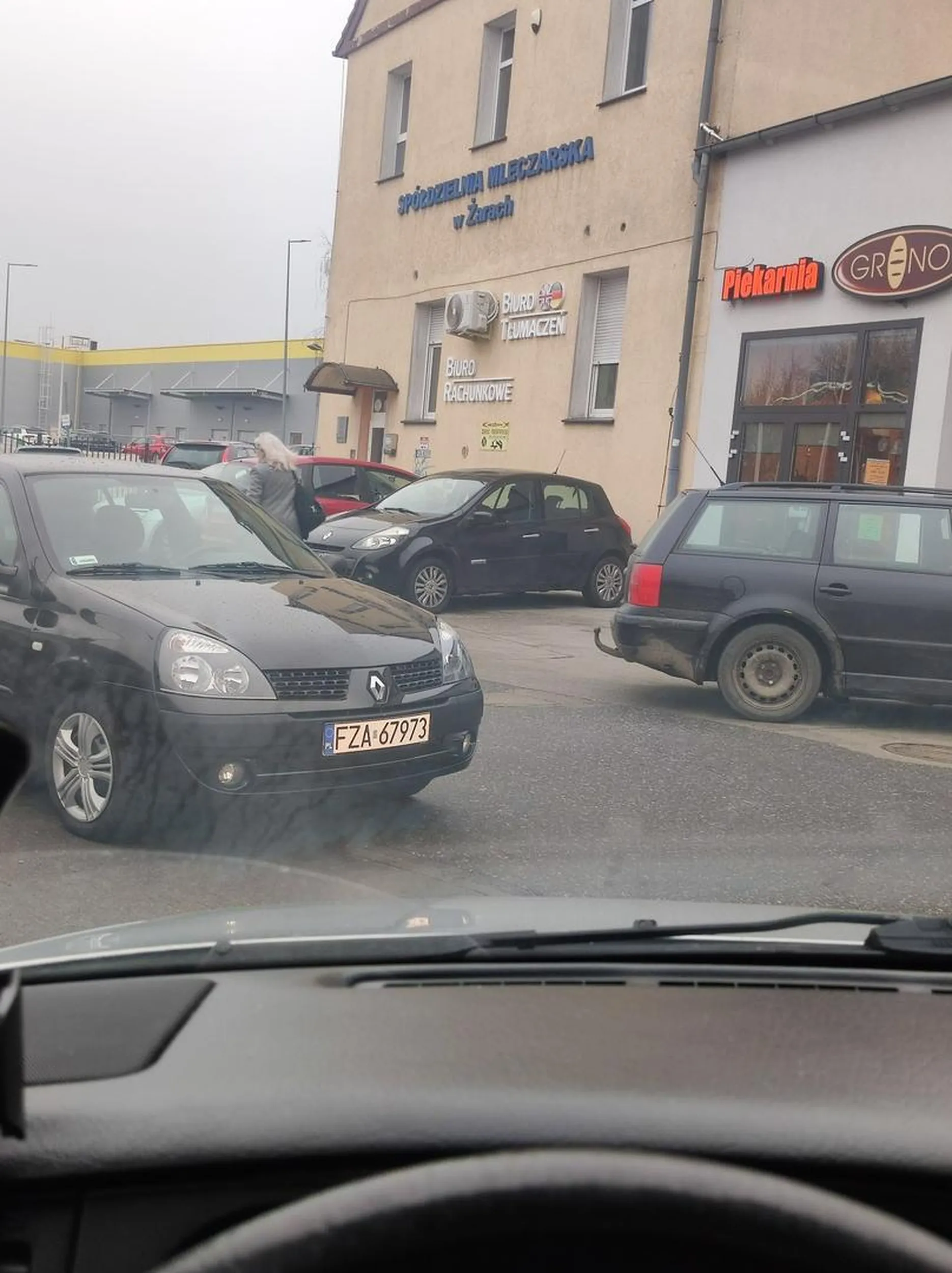 Stanął poza miejscem parkingowym praktycznie uniemożliwiając przejazd samochodem