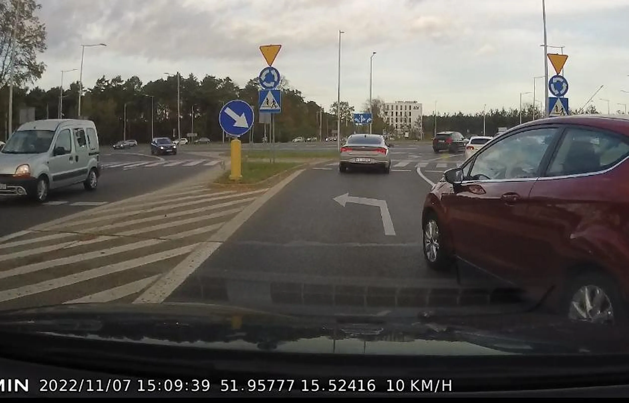 Pani sprawia niebezpieczeństwo. Gdybym nie wyhamowała, byłoby mocne zderzenie….