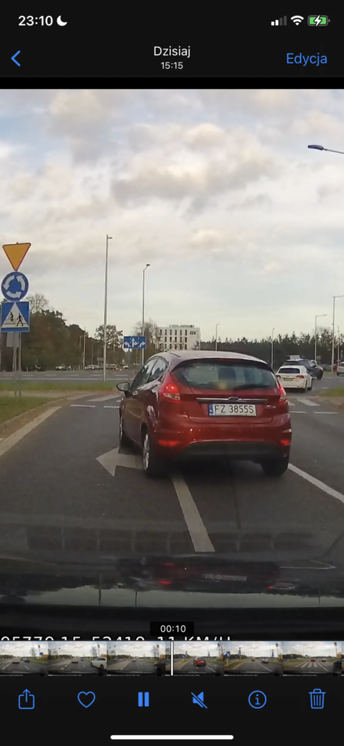 Pani sprawia niebezpieczeństwo. Gdybym nie wyhamowała, byłoby mocne zderzenie….