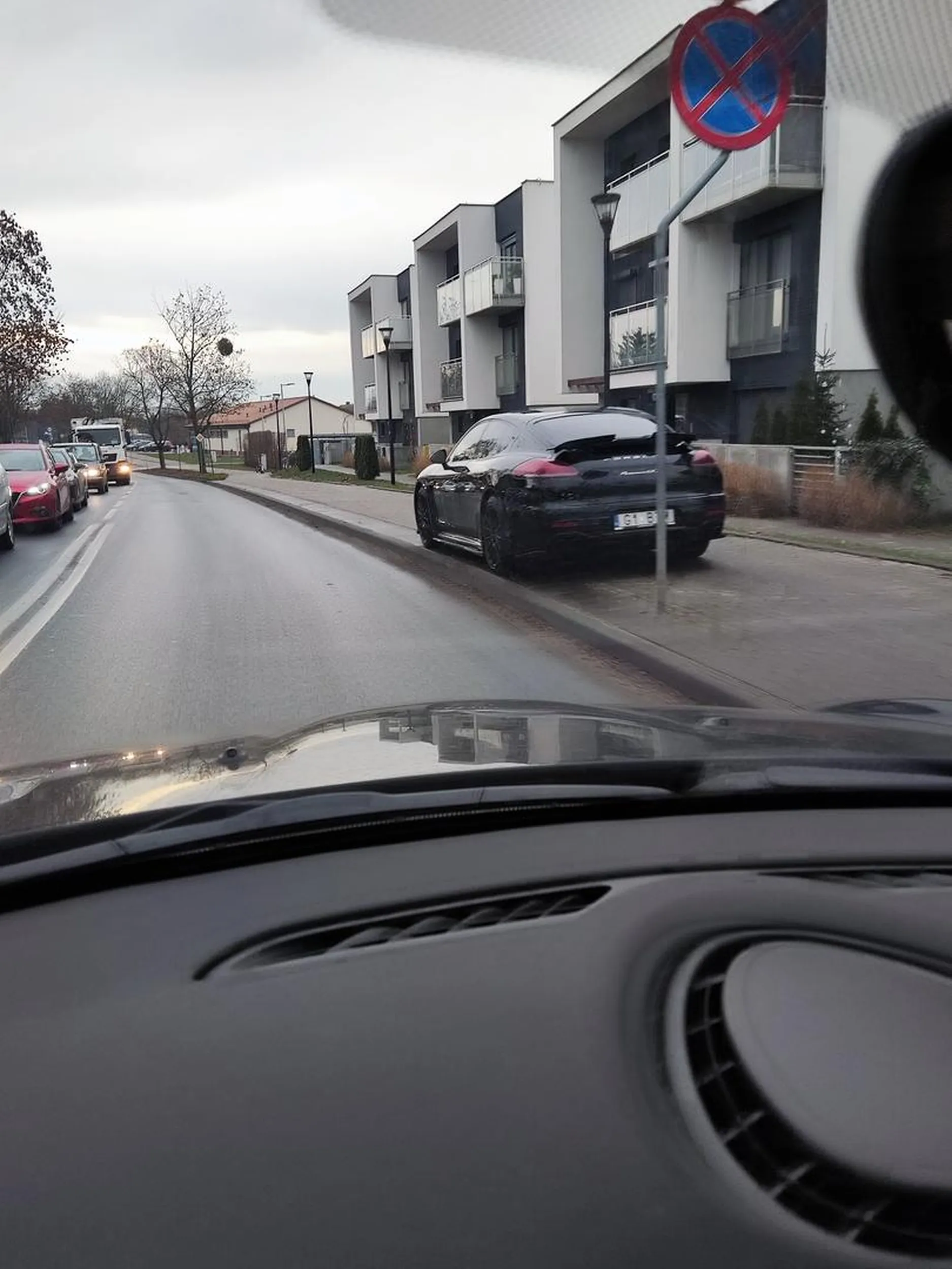 Mistrz parkowania. Tuż za przejściem, na zakazie, a parking - 100metrow dalej.