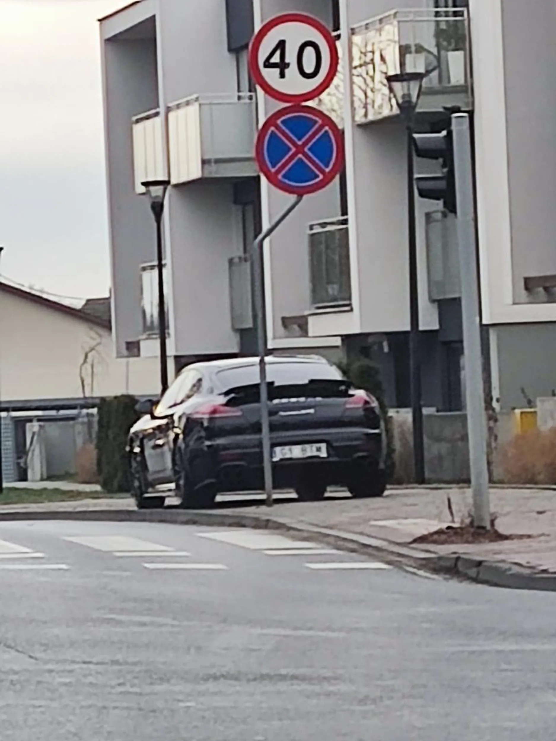 Mistrz parkowania. Tuż za przejściem, na zakazie, a parking - 100metrow dalej.