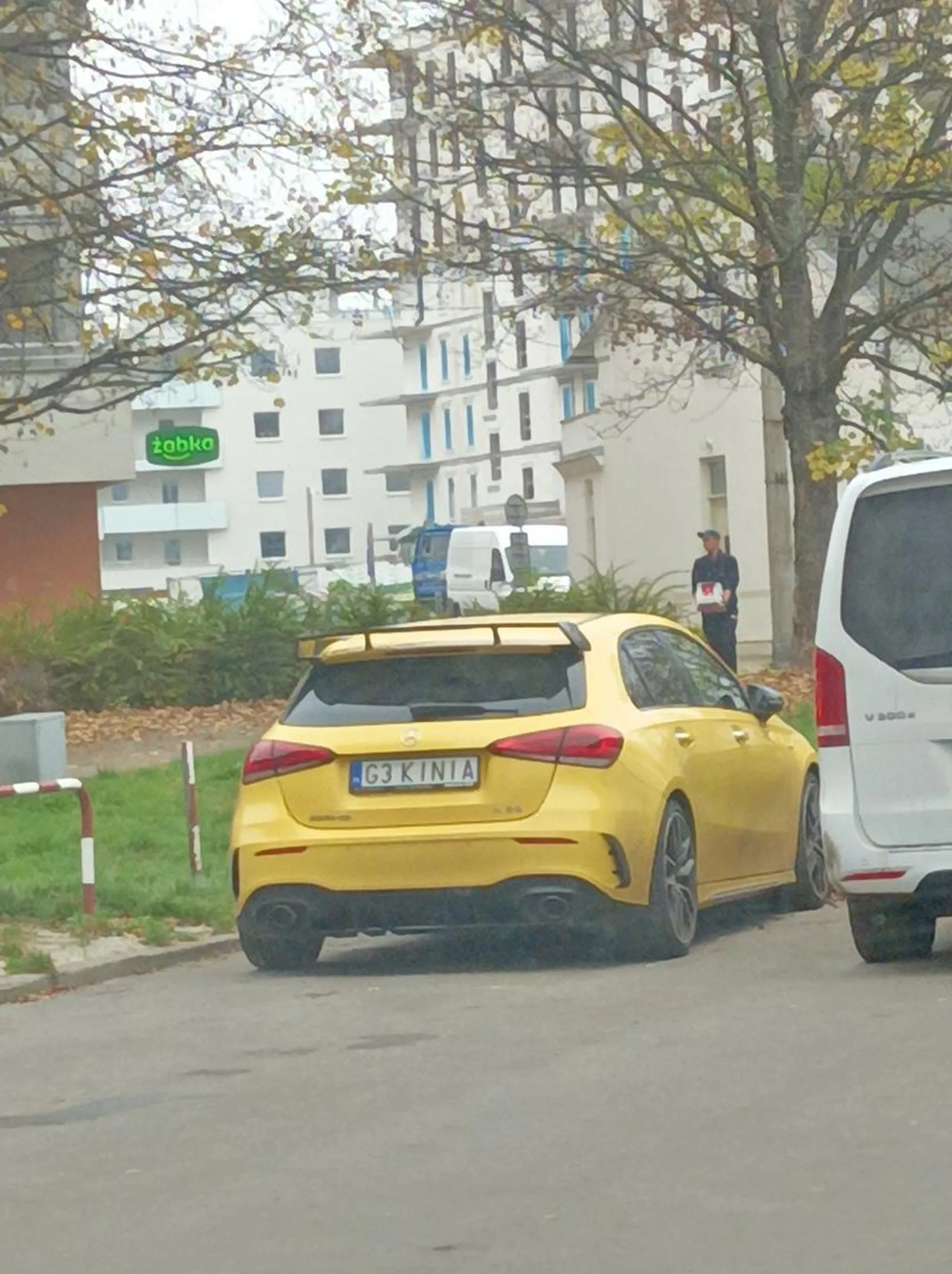 Gdy zobaczyłem tego Mercedesa odrazu wiedziałem że właściciel to zlodziej a gdy podeszłam wyskoczyła na mnie jakaś kobieta i chciała mnie zgwałcić nie polecam