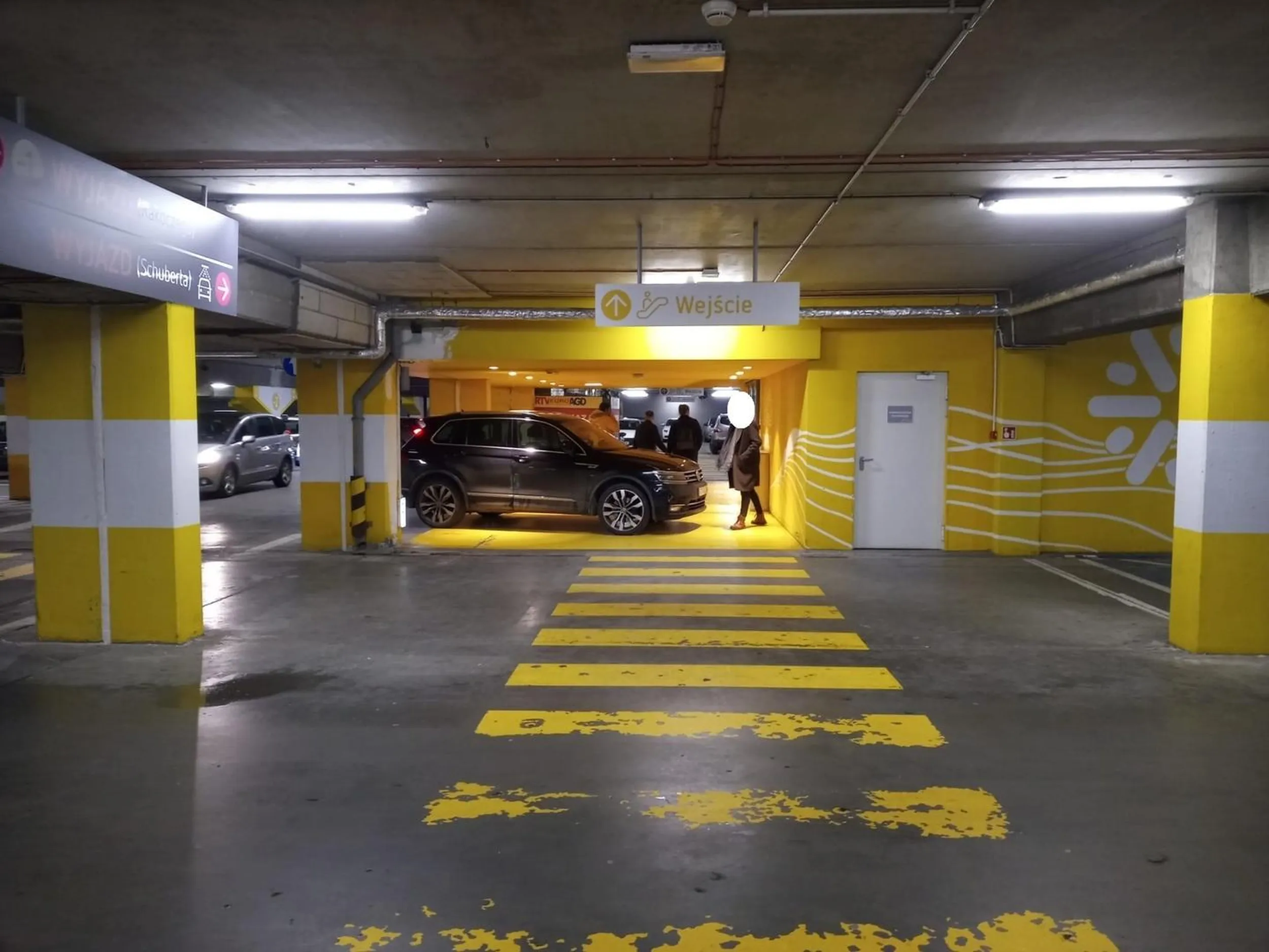 Galeria Morena w Gdańsku 2022-12-30 około 18:30. Jeżeli ktoś jest tak bezczelny to na pewno jeździ pomimo odebranych uprawnień i po dopalaczach/alkoholu.