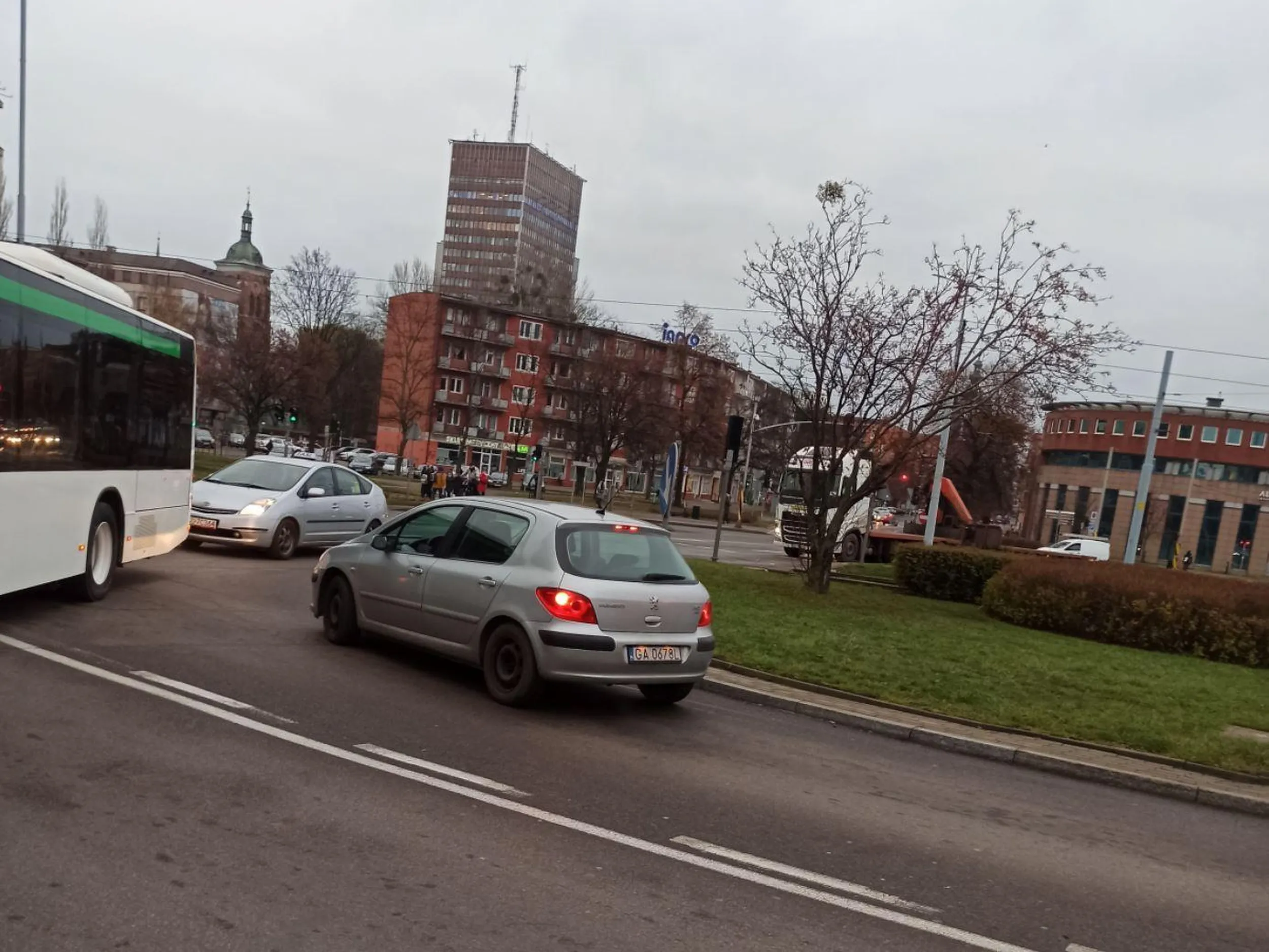 Twardo pod prąd na głównym gdańskim skrzyżowaniu