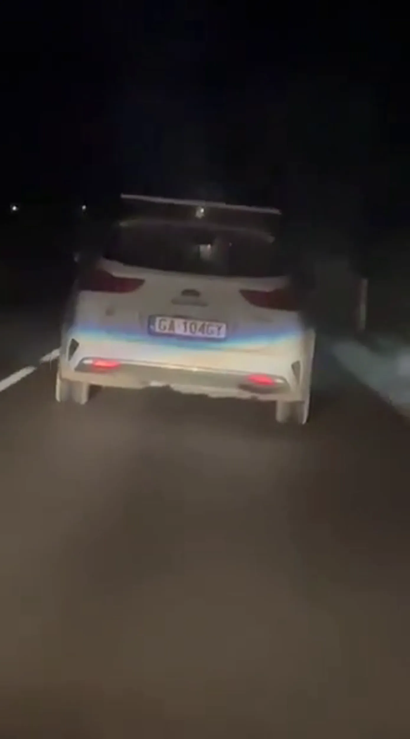 15.12.2022 wieczorem jechał bez włączonych świateł. Nie reagował także na sygnały dawane z tyłu. Dopiero po 30 kilometrach zaczaił, że jedzie na dziennych.