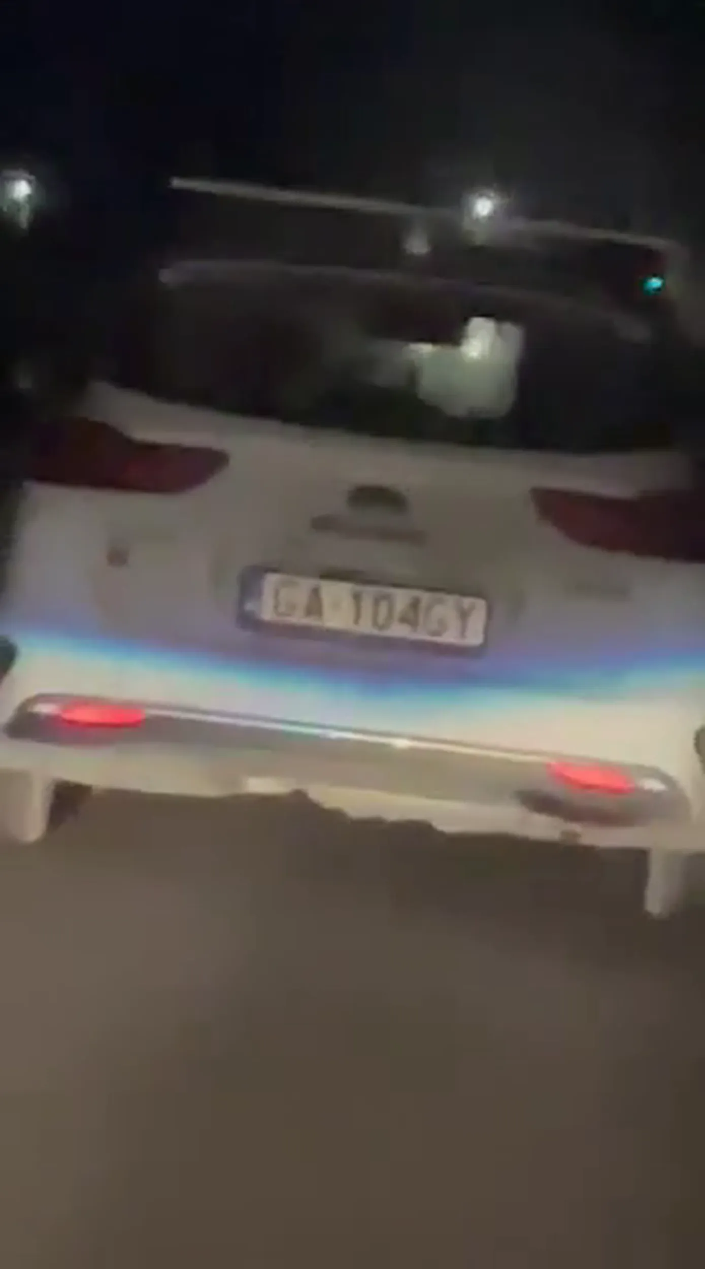 15.12.2022 wieczorem jechał bez włączonych świateł. Nie reagował także na sygnały dawane z tyłu. Dopiero po 30 kilometrach zaczaił, że jedzie na dziennych.