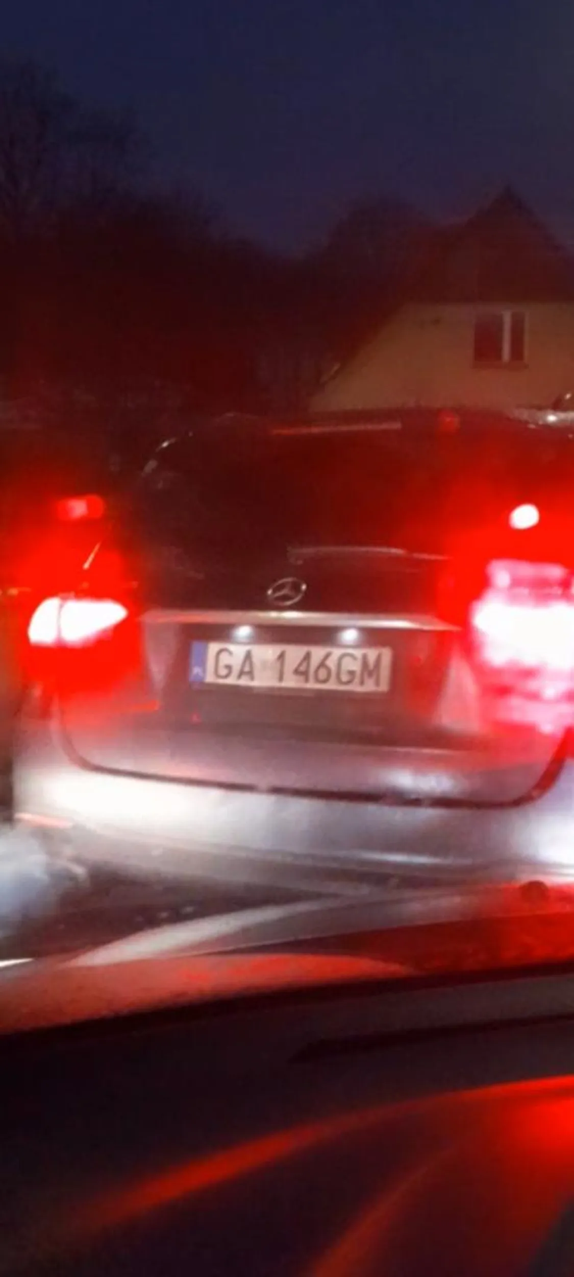 Myślisz  buraku że  masz Mercedesa to możesz parkować na miejscu dla niepełnosprawnych nie wyglądałeś na takiego   plakietki za szyba też nie miałeś